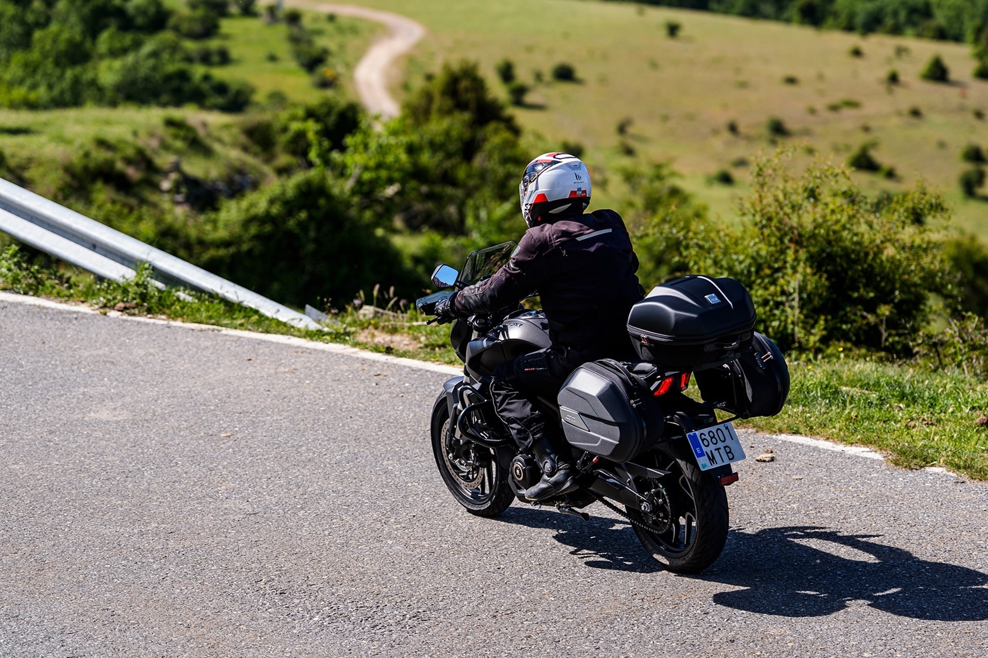 Este verano estrena una Bajaj Dominar 400 con un kit de maletas premium al mejor precio