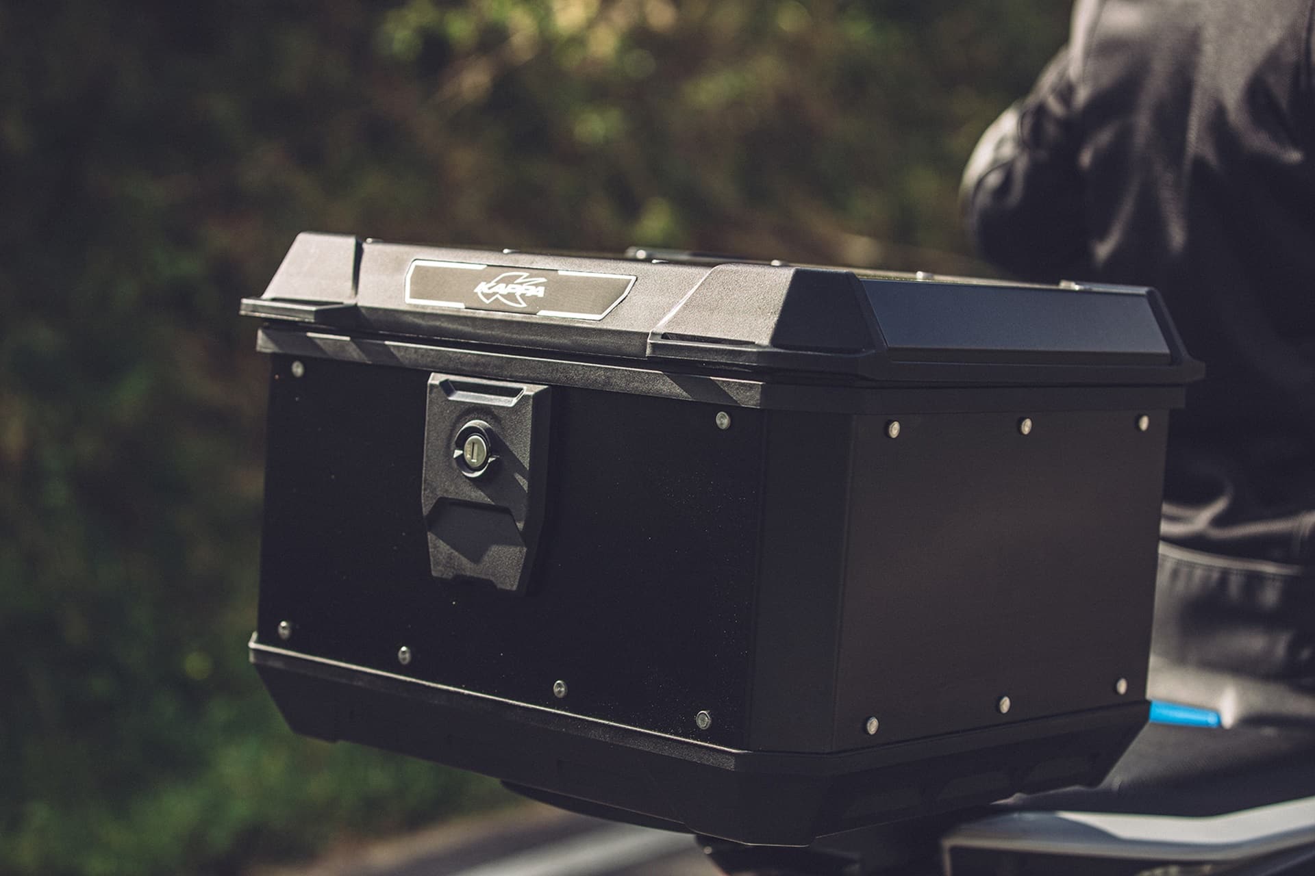 Kappa presenta K’Metrobox, su primer baúl de aluminio con sistema de fijación Monolock