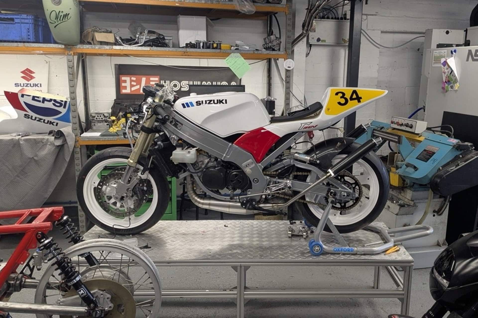 Suzuki RGV250 réplica “Pepsi Schwantz” by Nabspeed Moto