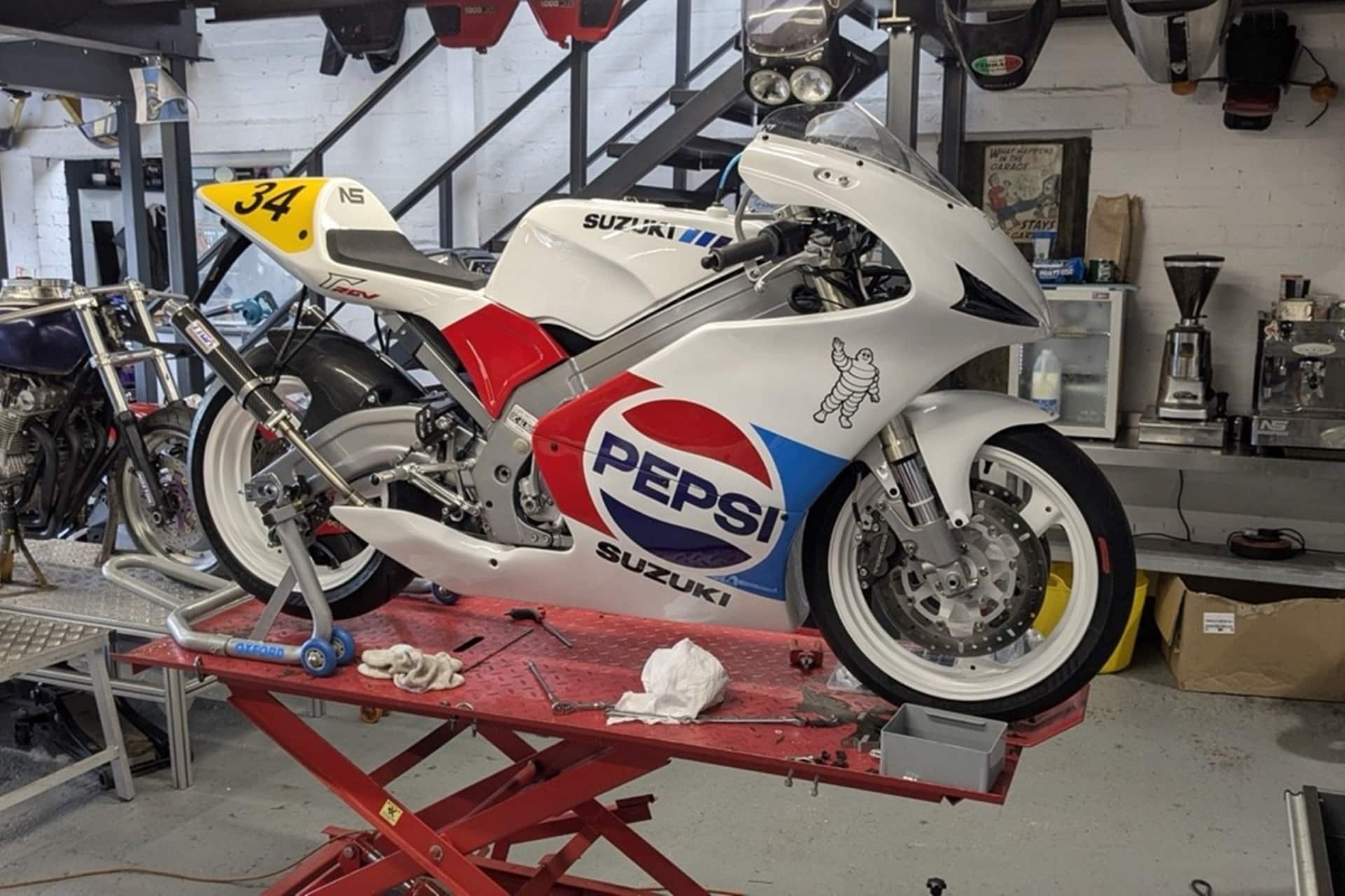 Suzuki RGV250 réplica “Pepsi Schwantz” by Nabspeed Moto