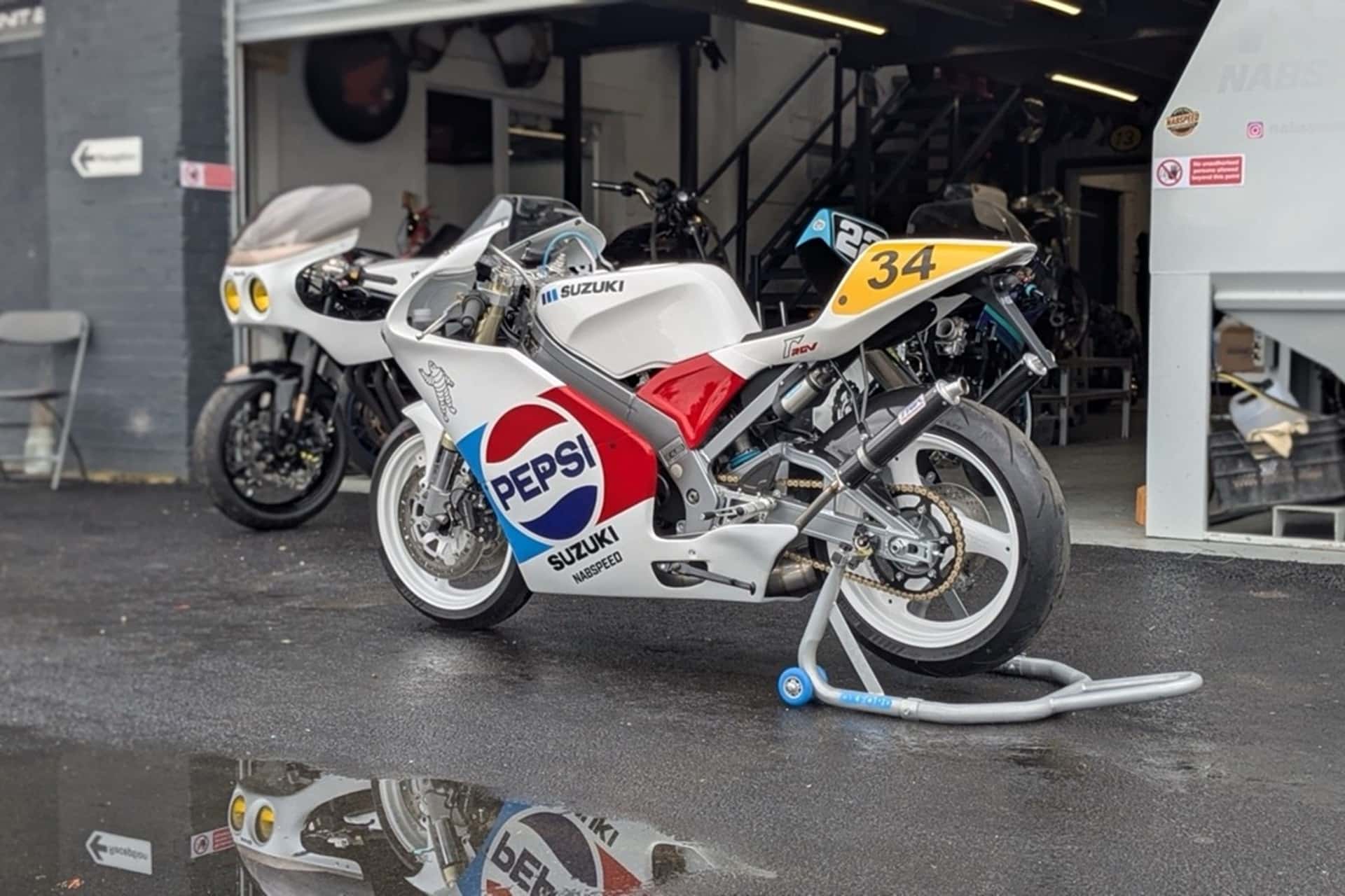 Suzuki RGV250 réplica “Pepsi Schwantz” by Nabspeed Moto