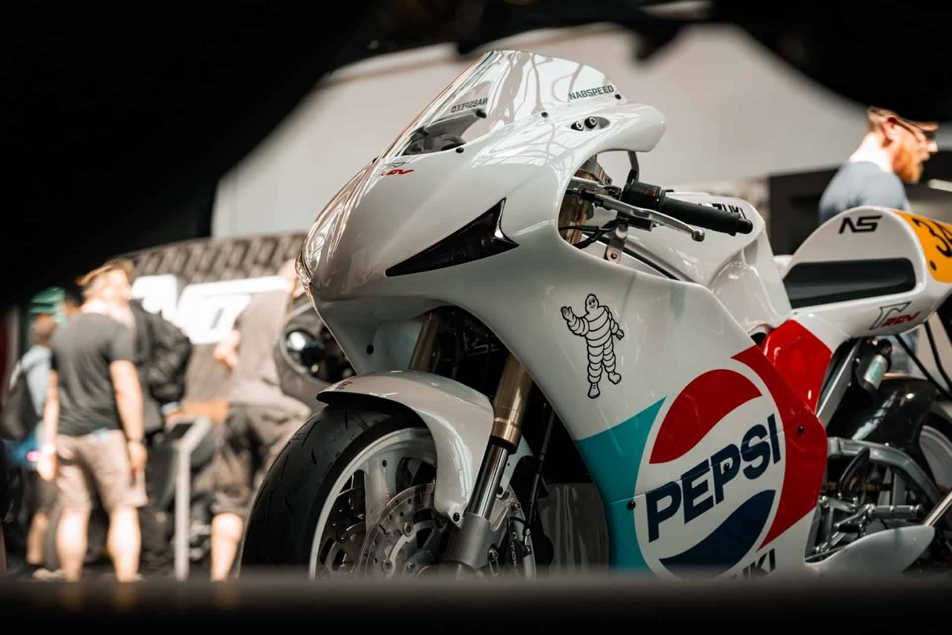 Suzuki RGV250 réplica “Pepsi Schwantz” by Nabspeed Moto