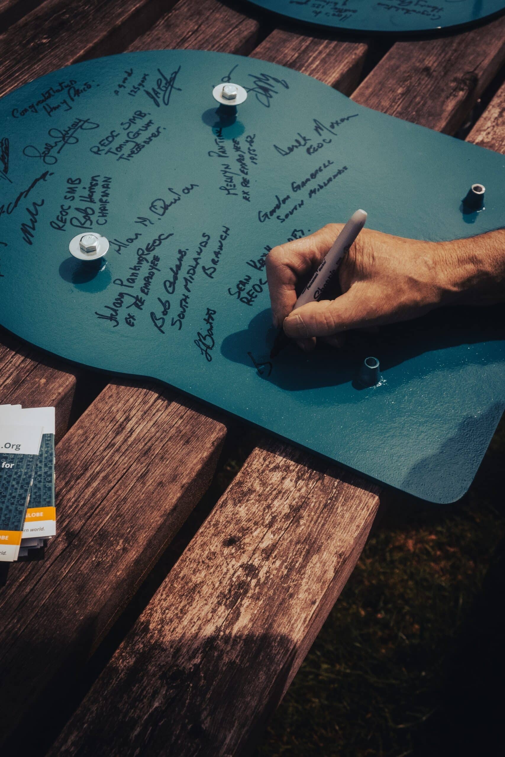 Royal Enfield regresa a su origen en Redditch con una placa conmemorativa y Richard Hammond como invitado especial