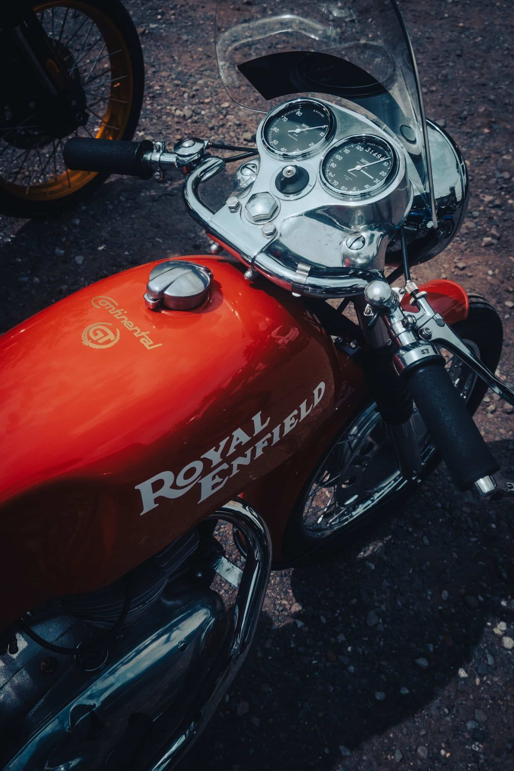 Royal Enfield regresa a su origen en Redditch con una placa conmemorativa y Richard Hammond como invitado especial