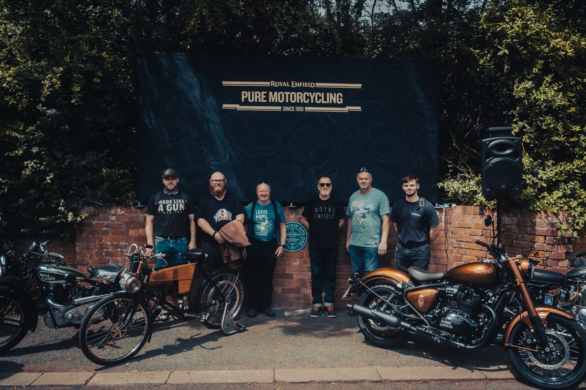 Royal Enfield regresa a su origen en Redditch con una placa conmemorativa y Richard Hammond como invitado especial
