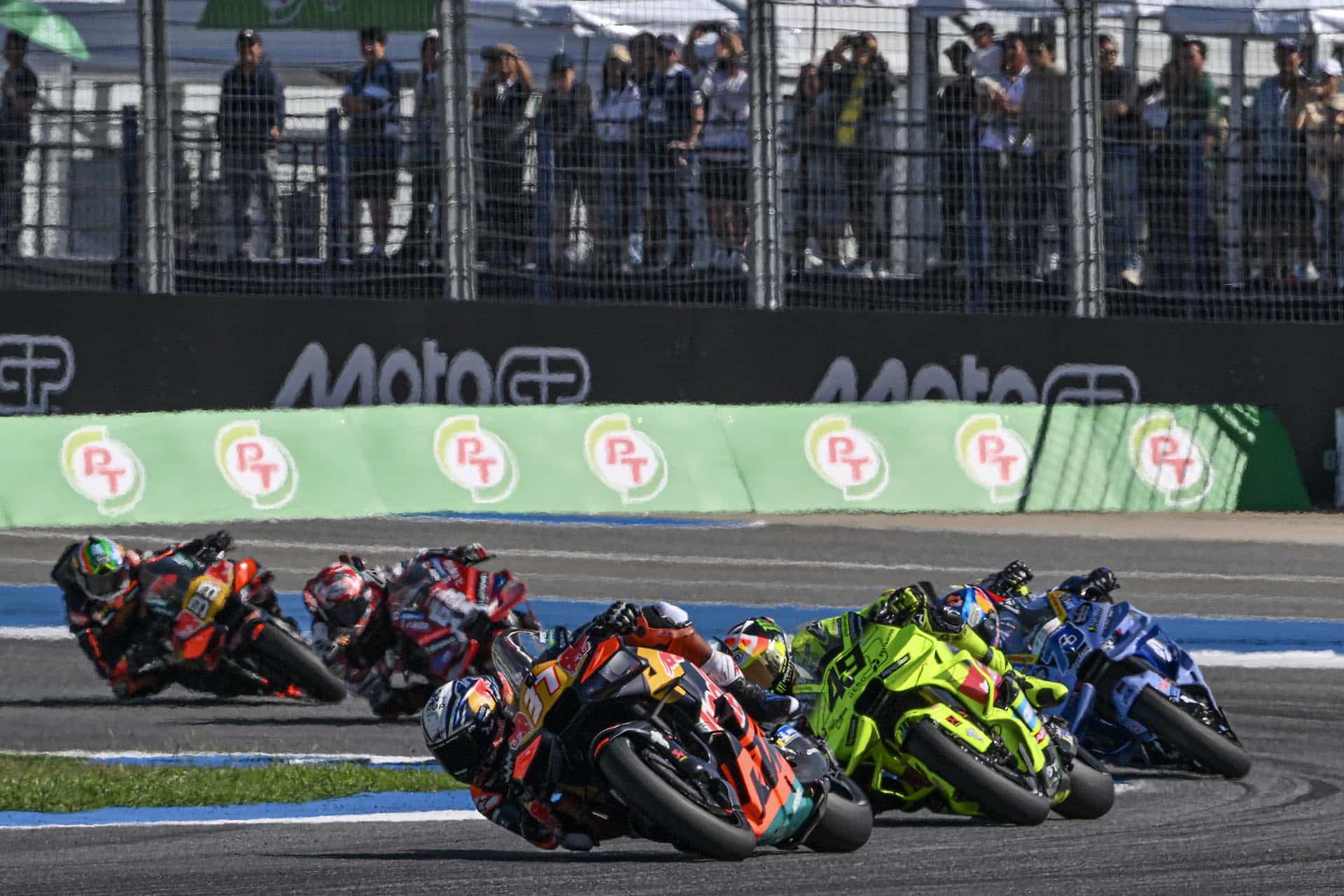 Los aficionados disfrutan de las carreras, el deporte y el espectáculo, pero hay mucho más