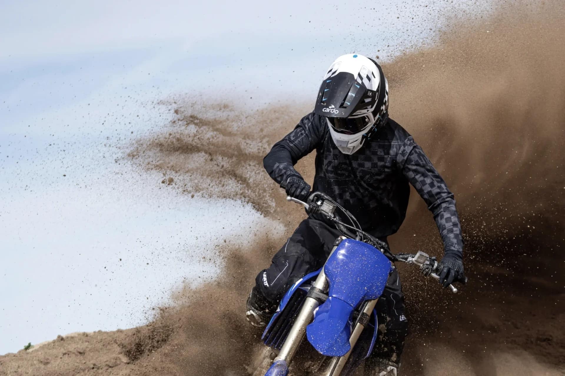 Cardo presenta Venture, el primer casco off-road totalmente integrado