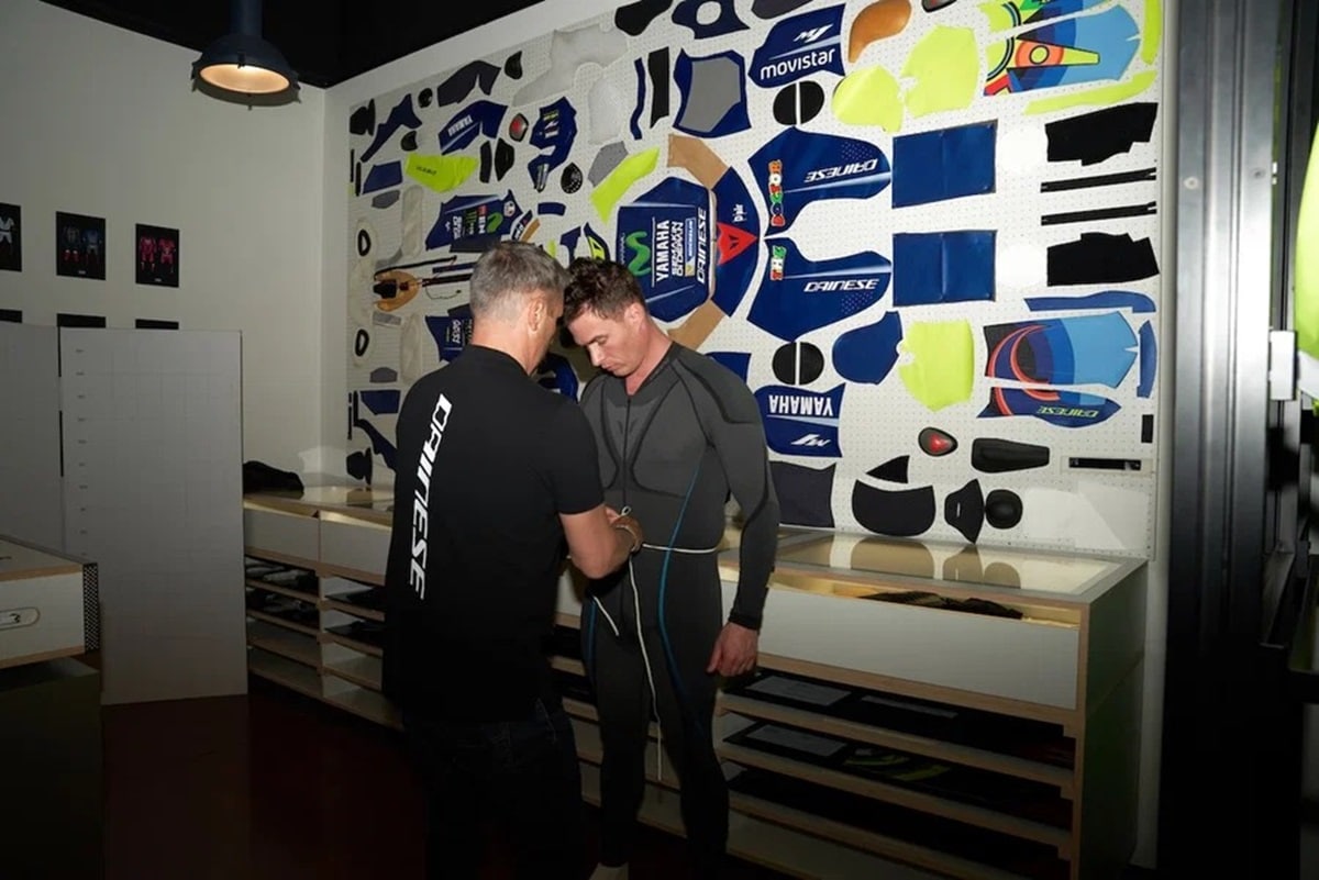 A subasta un mono de carreras “réplica Barry Sheene” fabricado por Custom Works de Dainese