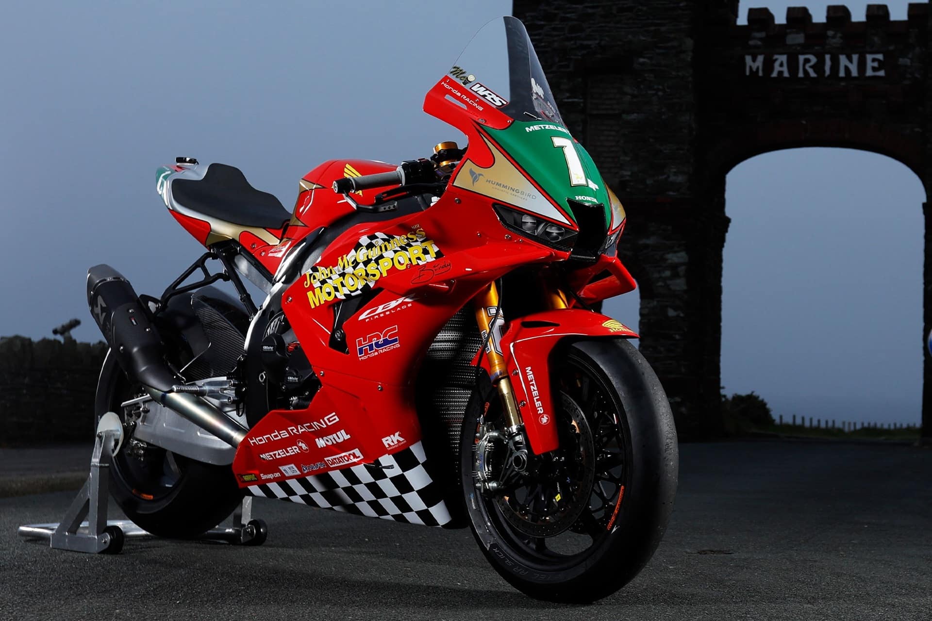 John McGuinness y Honda Racing celebran 30 años de colaboración con una librea especial en su Fireblade