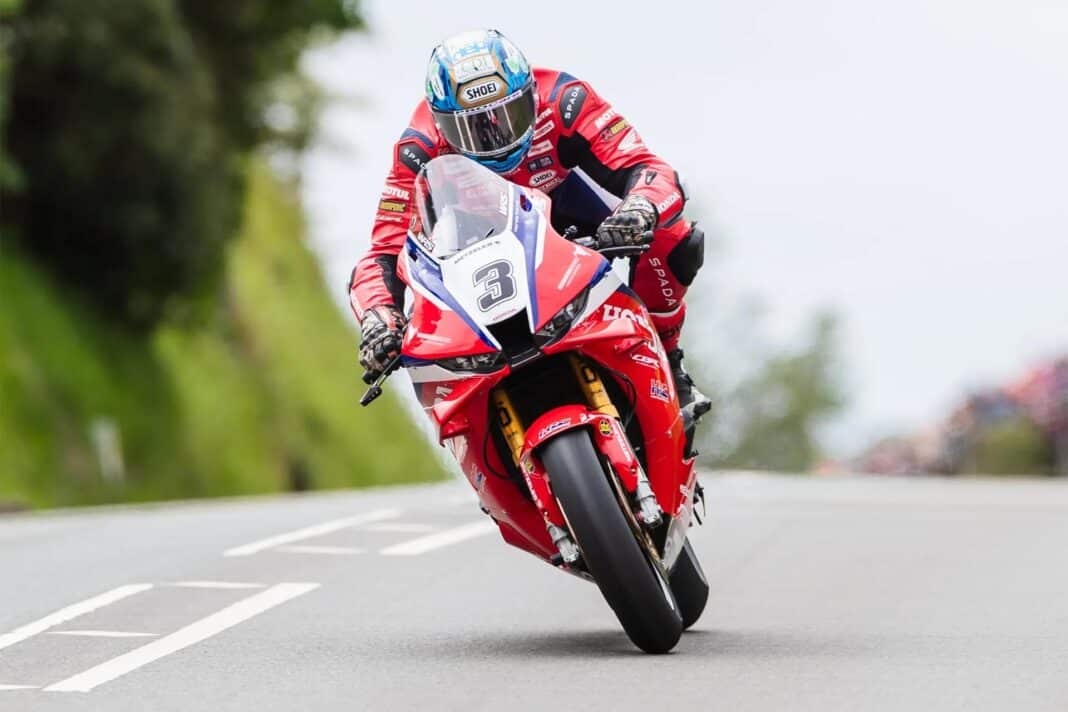IOMTT 2026: Harrison saca músculo y vence en Superbike