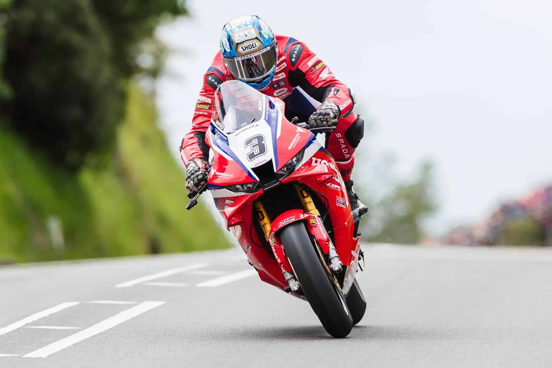 IOMTT 2026: Harrison saca músculo y vence en Superbike
