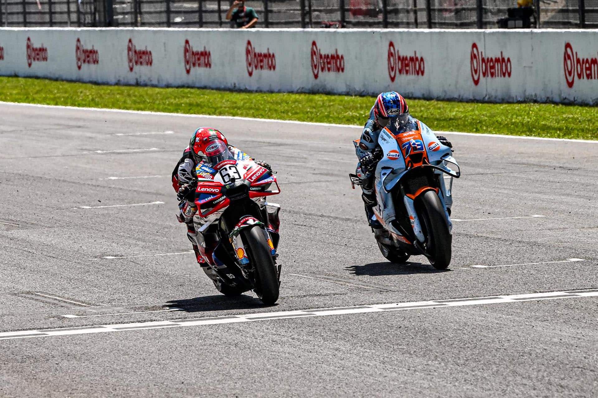 Bagnaia salvó el podio en el último momento frente a Ogura