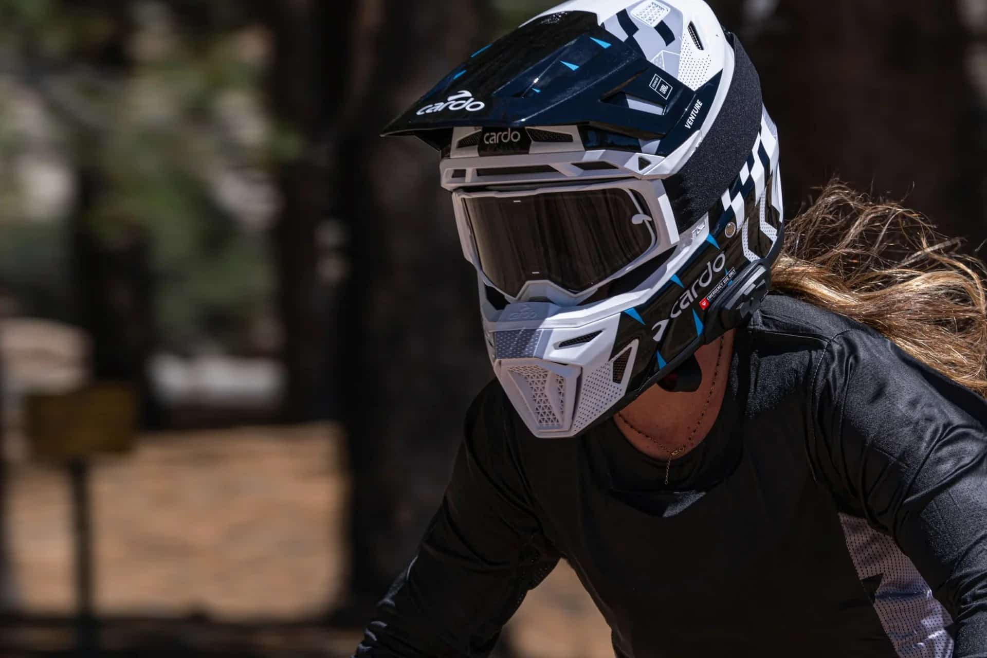 Cardo presenta Venture, el primer casco off-road totalmente integrado