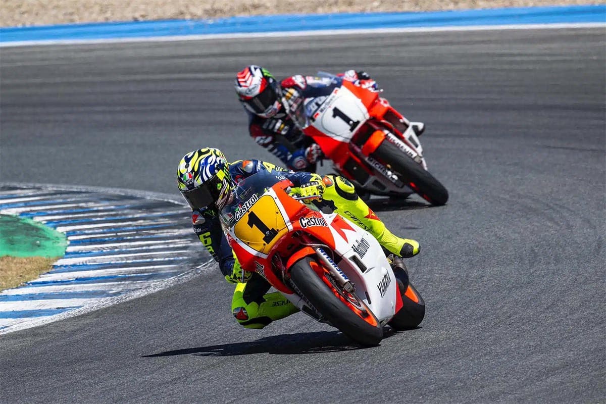 En este caso el protagonismo se comparte entre los pilotos y las motos