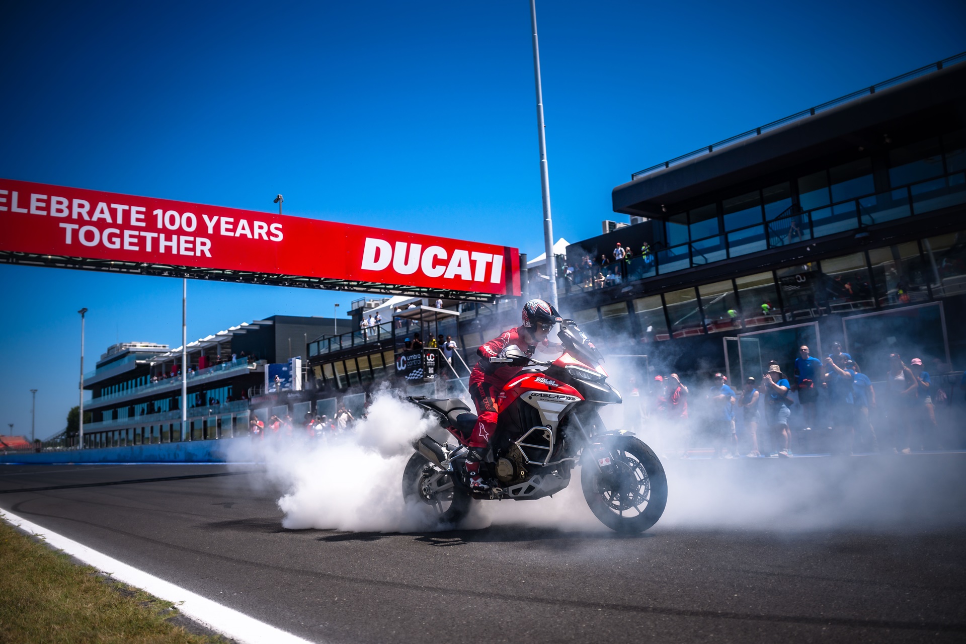 World Ducati Week 2026: Casi 120.000 asistentes de 94 países distintos rompen todos los récords de asistencia hasta la fecha