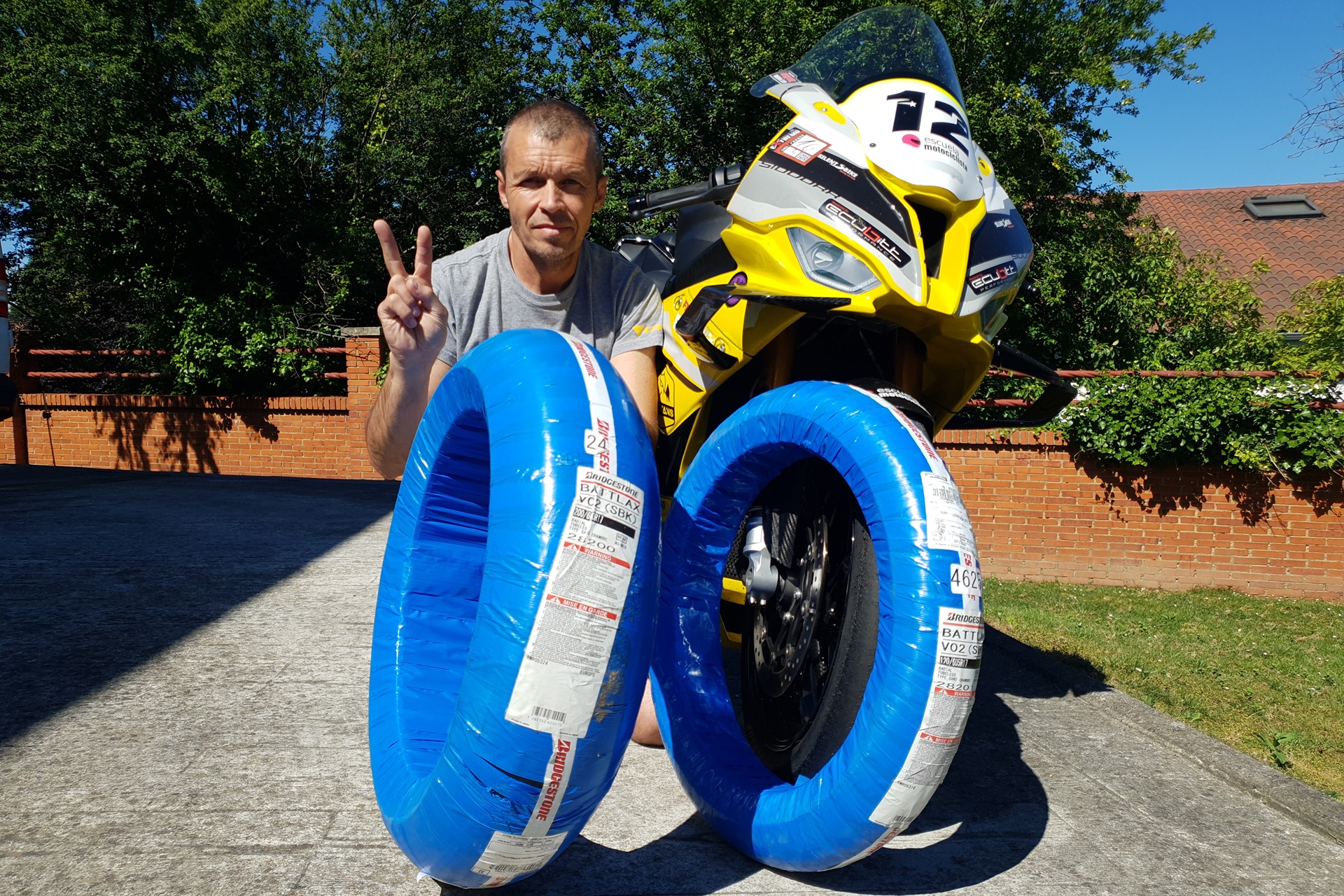Antón y Alfredo, ganadores del Reto Bridgestone-SoyMotero.net 2026 con los Battlax Racing V02