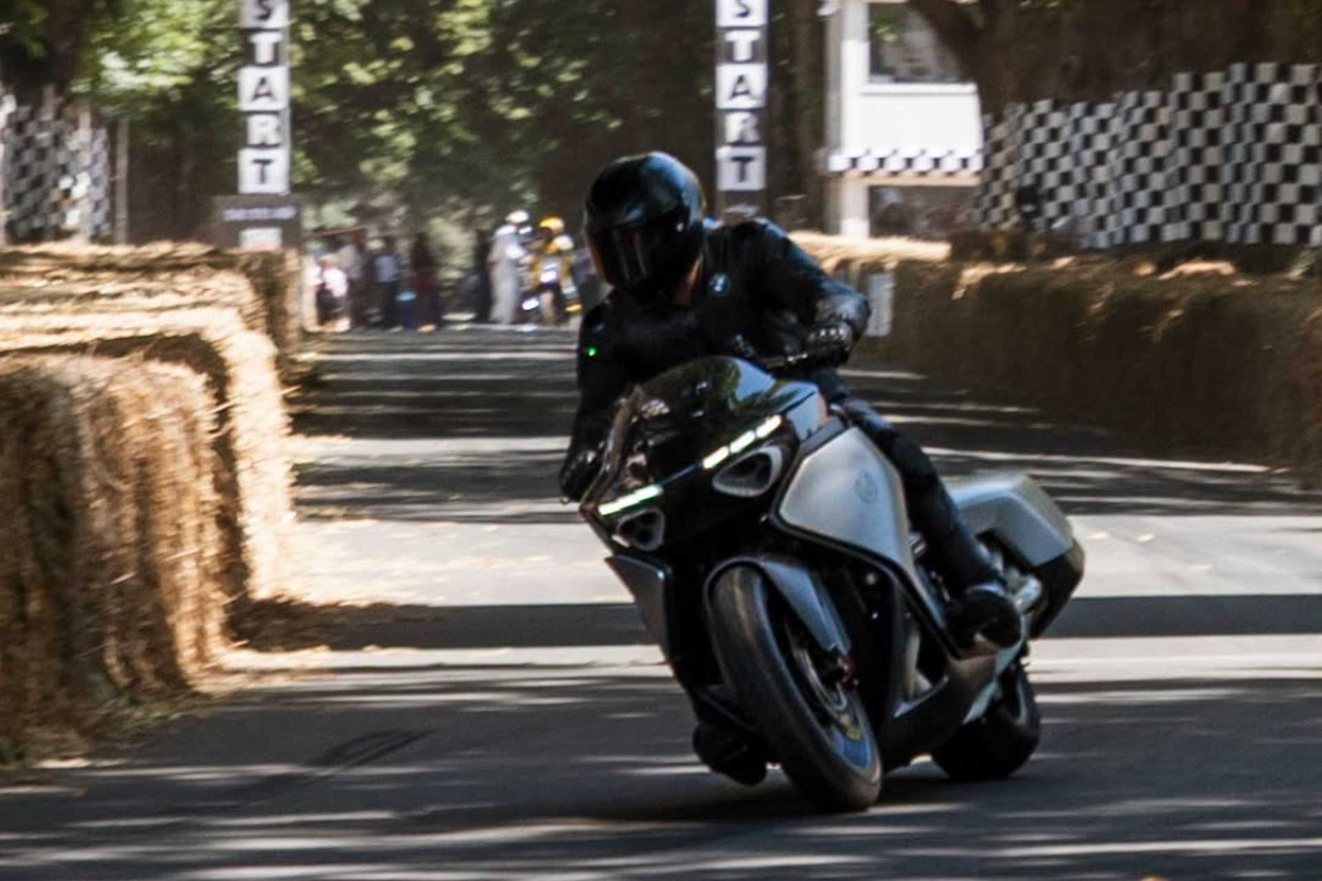 BMW Motorrad muestra su Vision K18 en el Goodwood Festival of Speed rugiendo a 130 decibelios