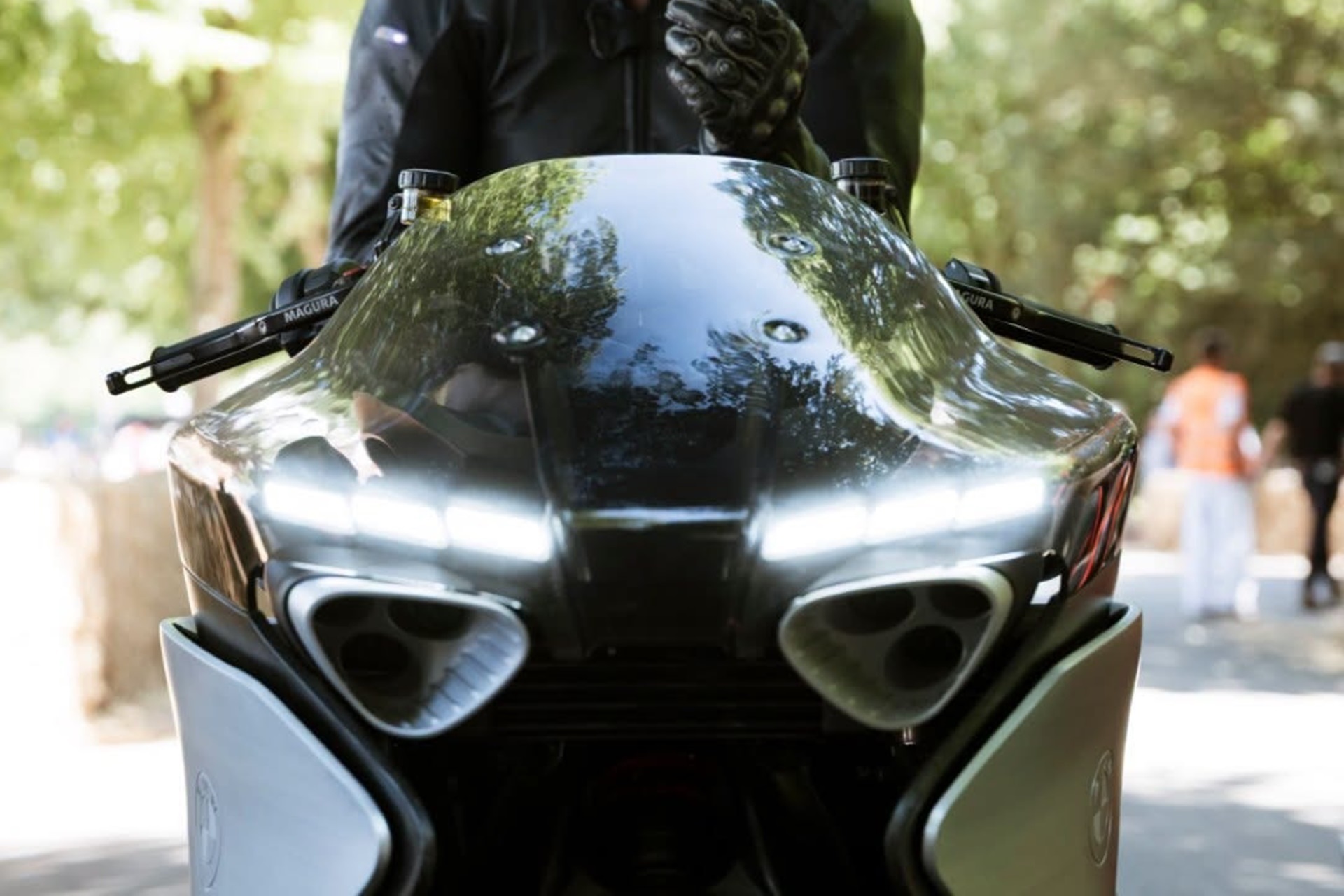 BMW Motorrad muestra su Vision K18 en el Goodwood Festival of Speed rugiendo a 130 decibelios
