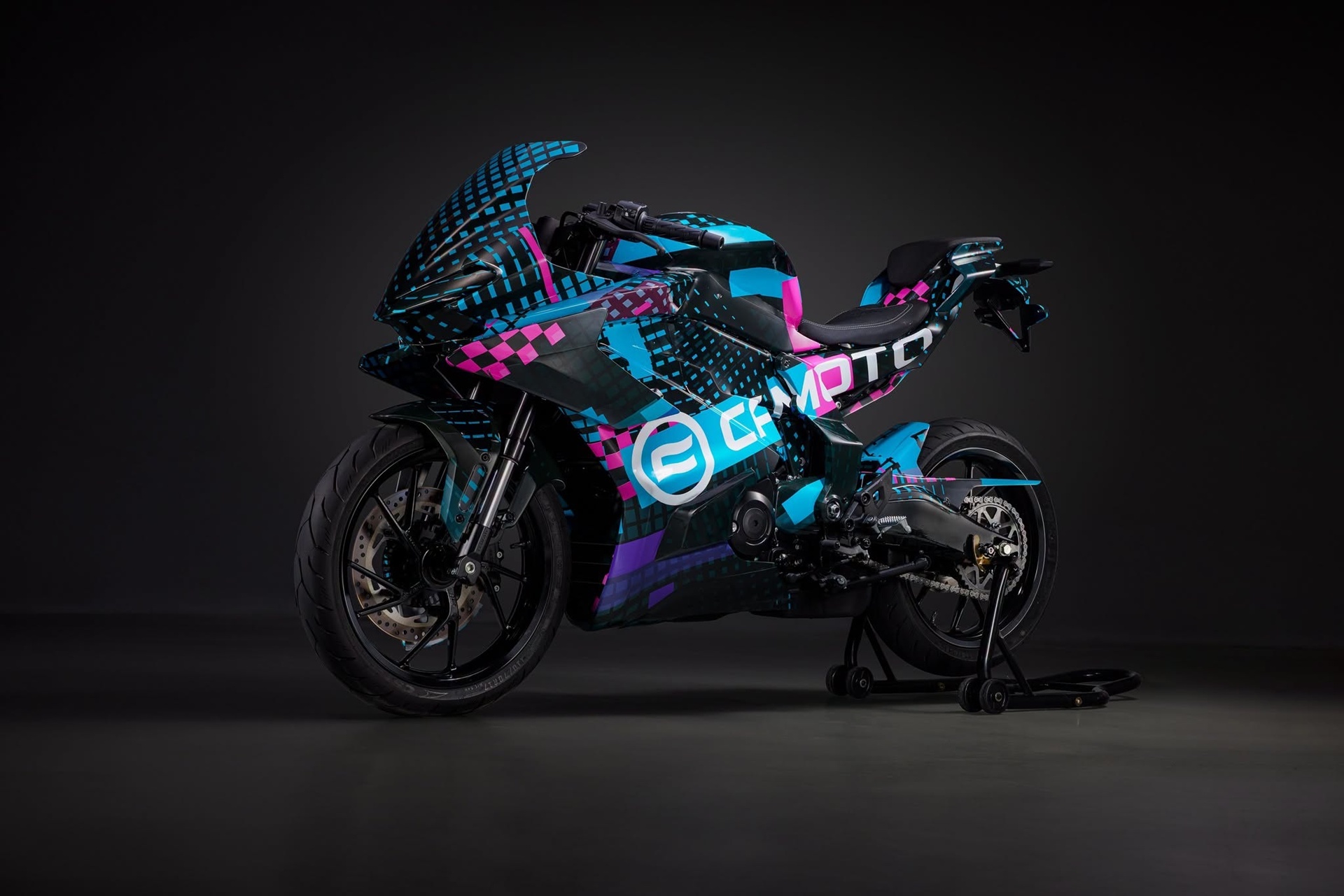 CFMOTO sorprende con su pequeña deportiva A2 y motor bicilíndrico: así será la 250SR-R