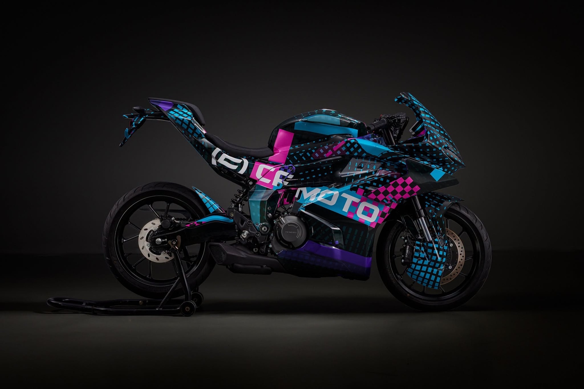 CFMOTO sorprende con su pequeña deportiva A2 y motor bicilíndrico: así será la 250SR-R