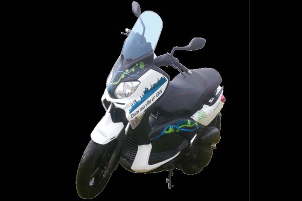 Este Yamaha XMax con cartuchos de camping gas GNC existe