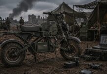Ucrania mete en combate la MUL.E, la primera moto eléctrica 2×2 del mundo que puede pisar una mina sin detonarla