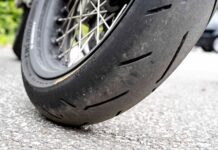 El dibujo de un neumático de moto no es decoración: para esto sirve cada surco