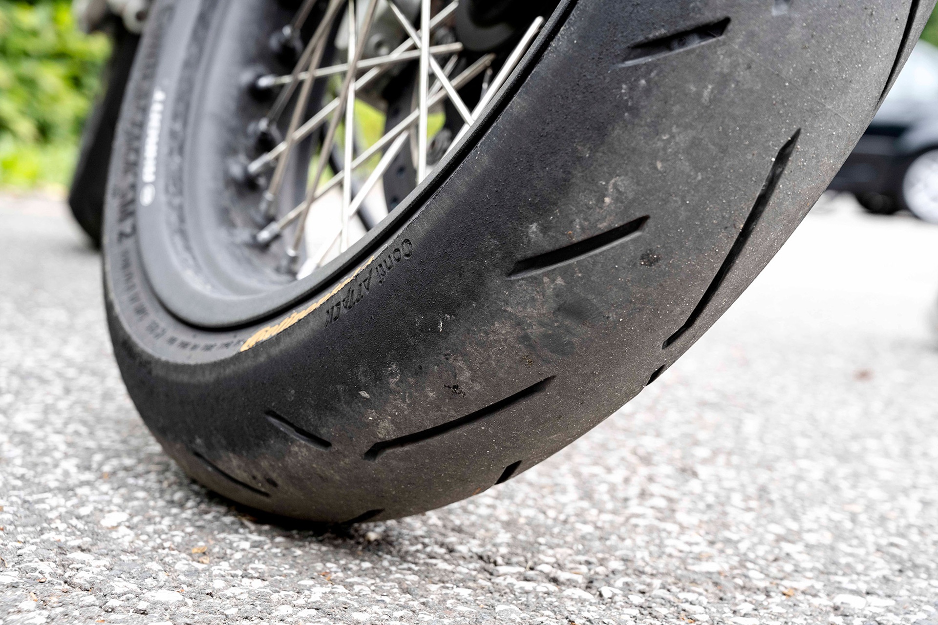 El dibujo de un neumático de moto no es decoración: para esto sirve cada surco