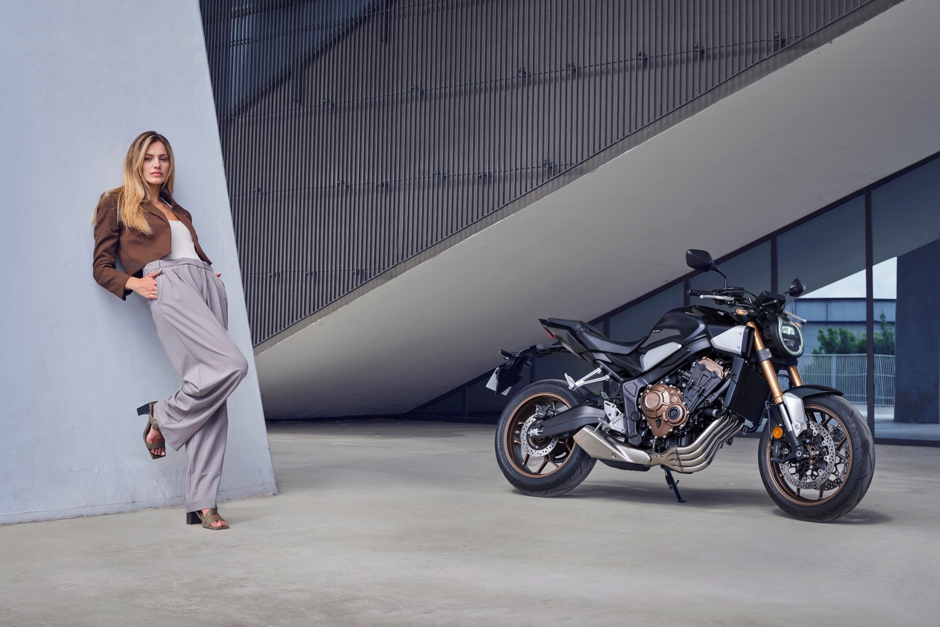 DGT normativa nueva mujeres en moto