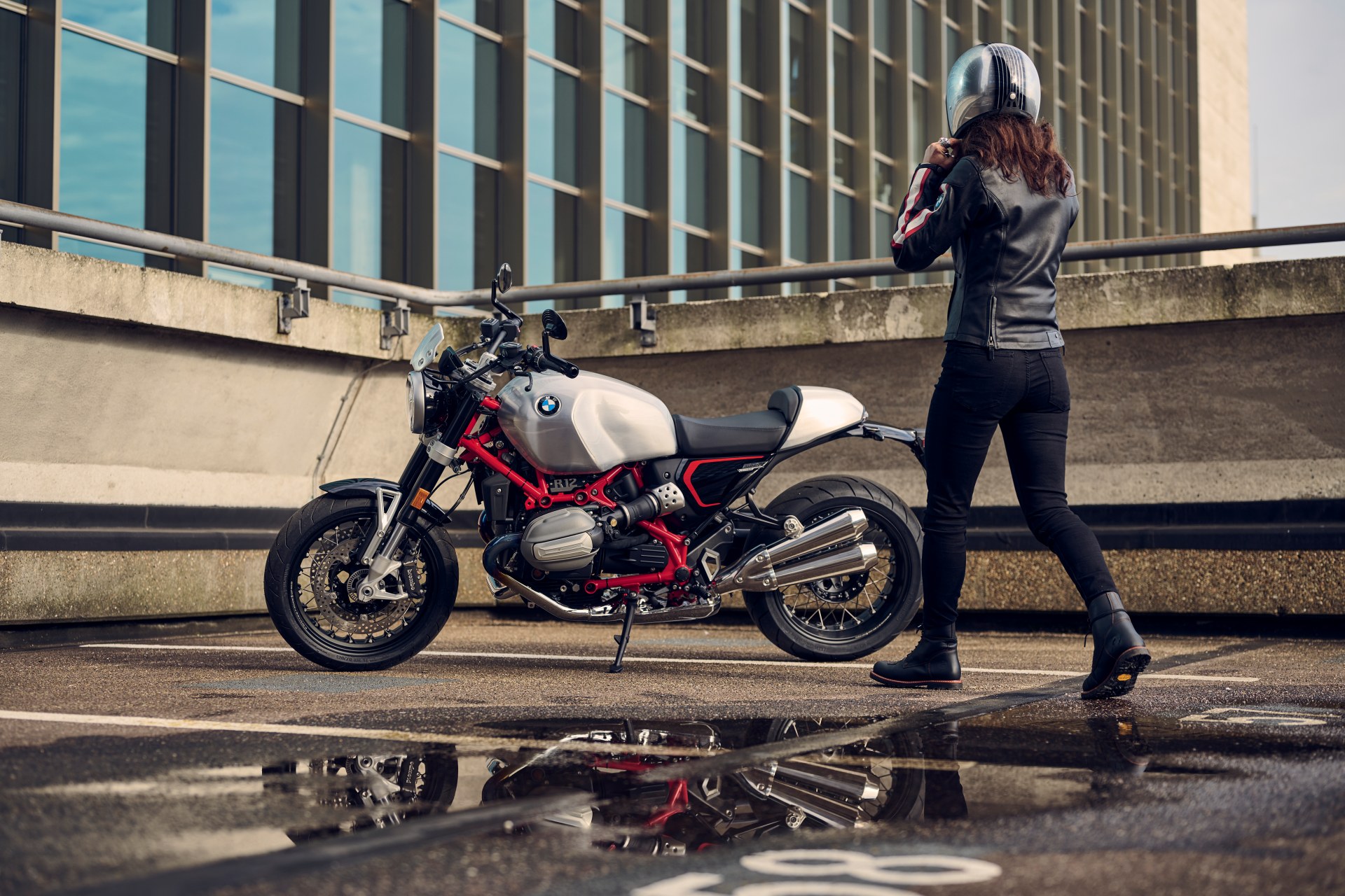 DGT normativa nueva mujeres en moto