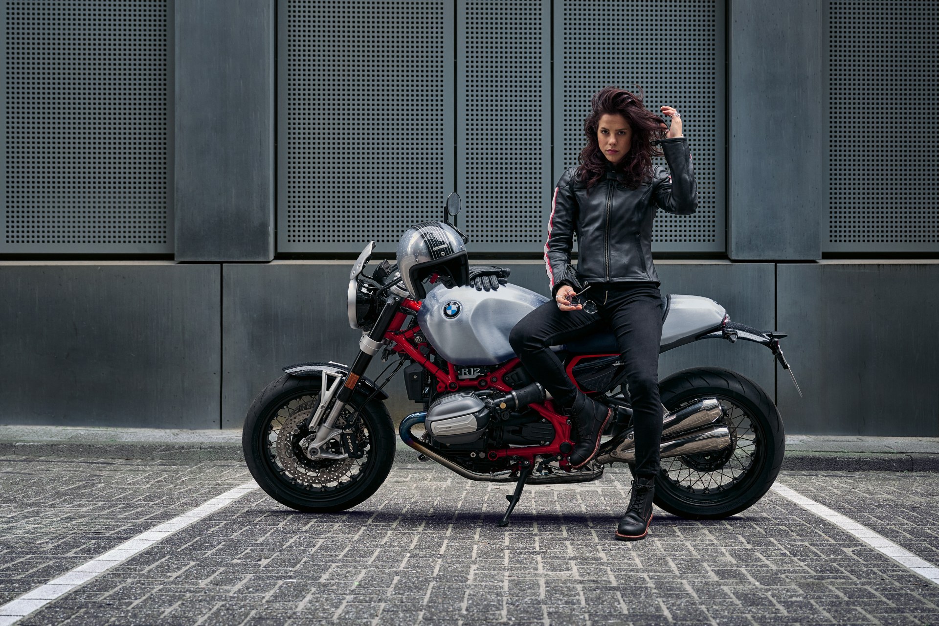 DGT normativa nueva mujeres en moto