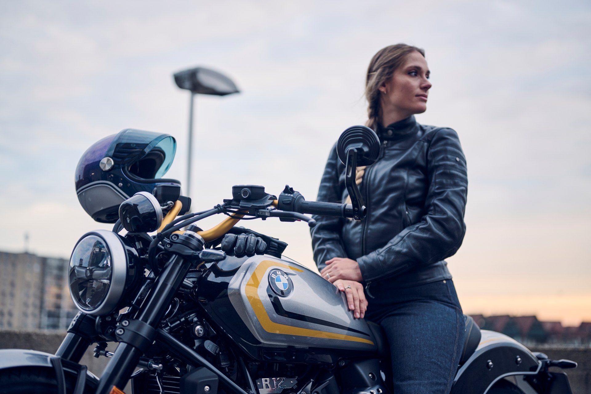 DGT normativa nueva mujeres en moto