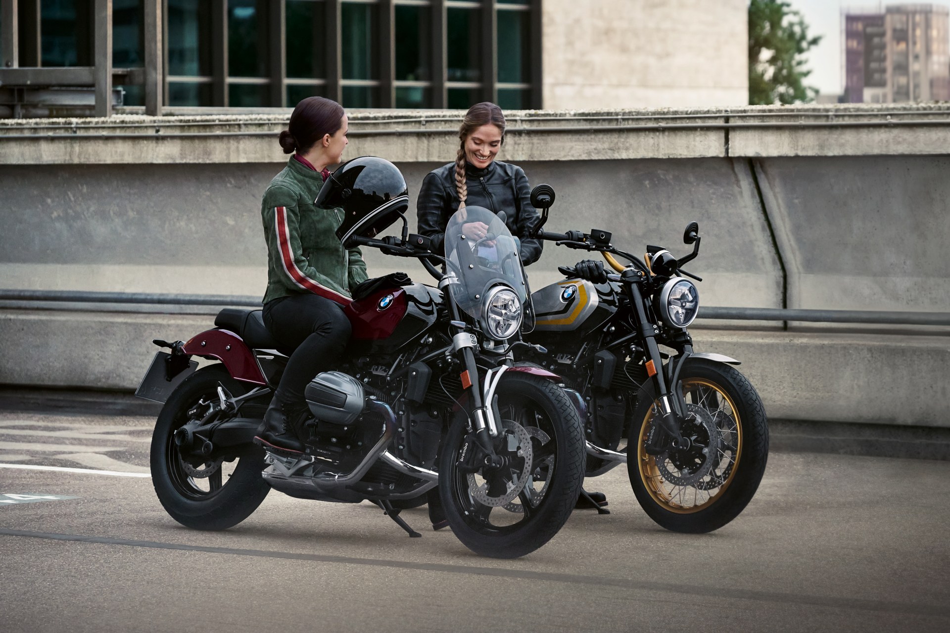 DGT normativa nueva mujeres en moto