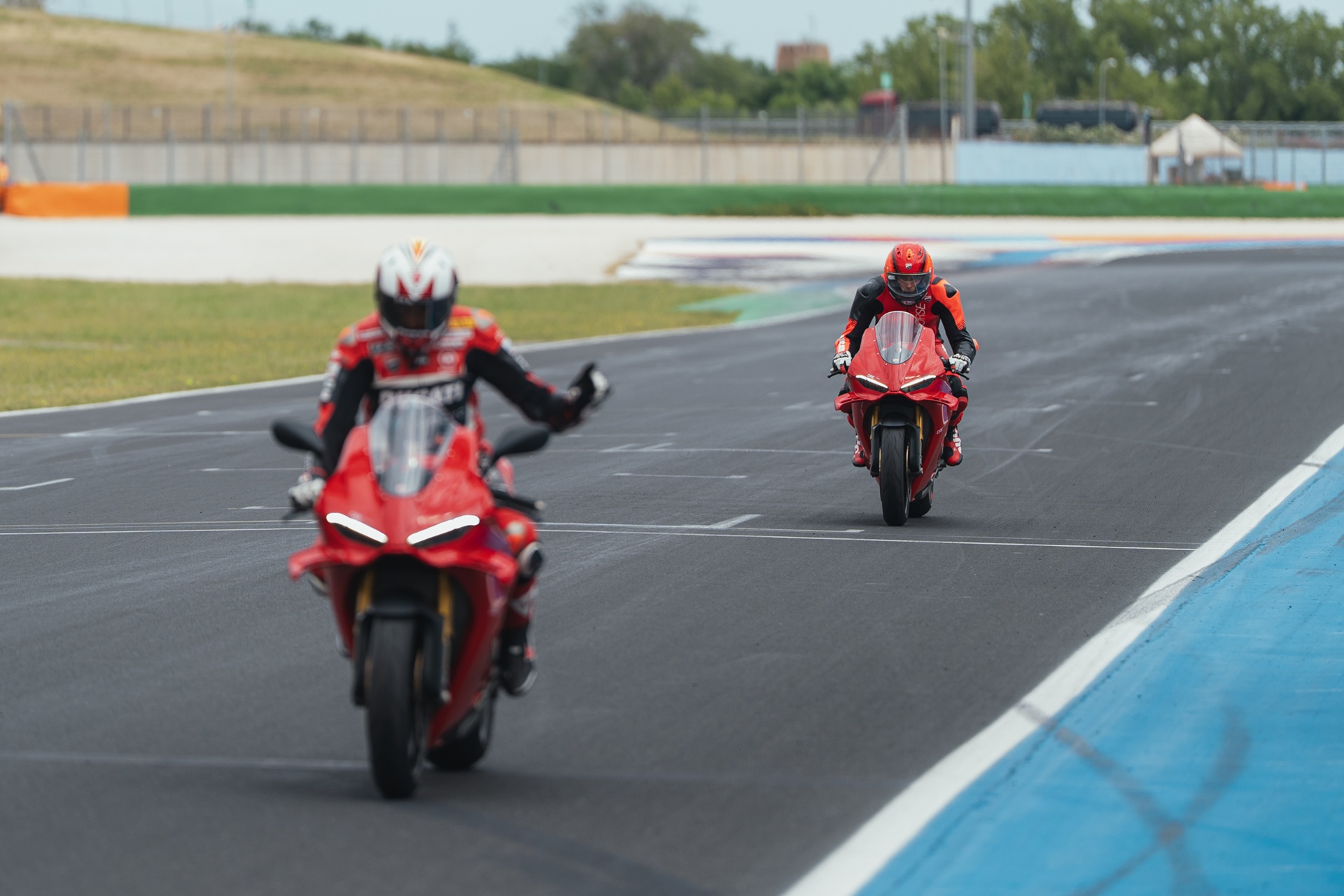 Ducati convierte Misano en su escuela de pilotaje más exclusiva con la nueva Panigale V4 R