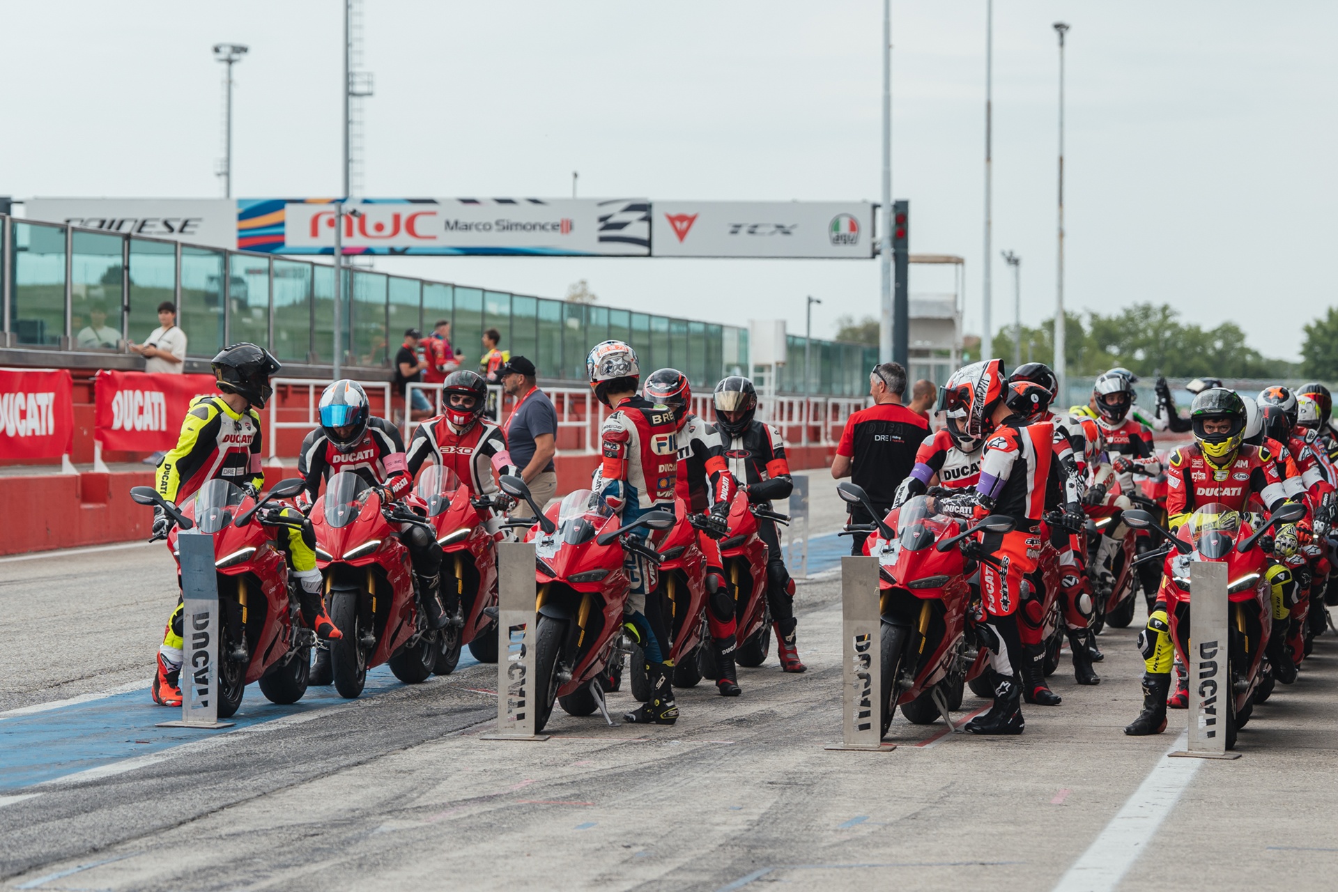 Ducati convierte Misano en su escuela de pilotaje más exclusiva con la nueva Panigale V4 R