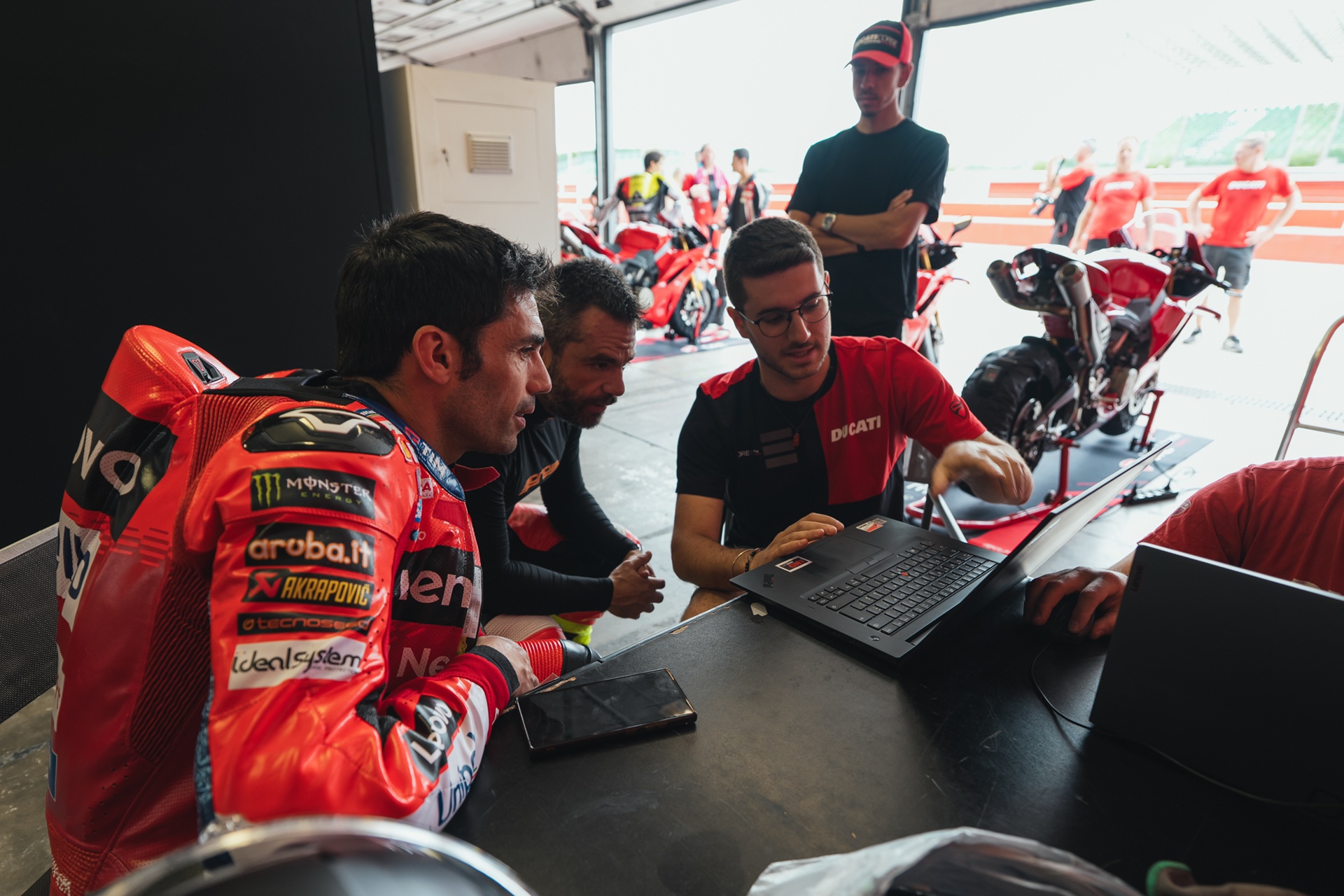 Ducati convierte Misano en su escuela de pilotaje más exclusiva con la nueva Panigale V4 R