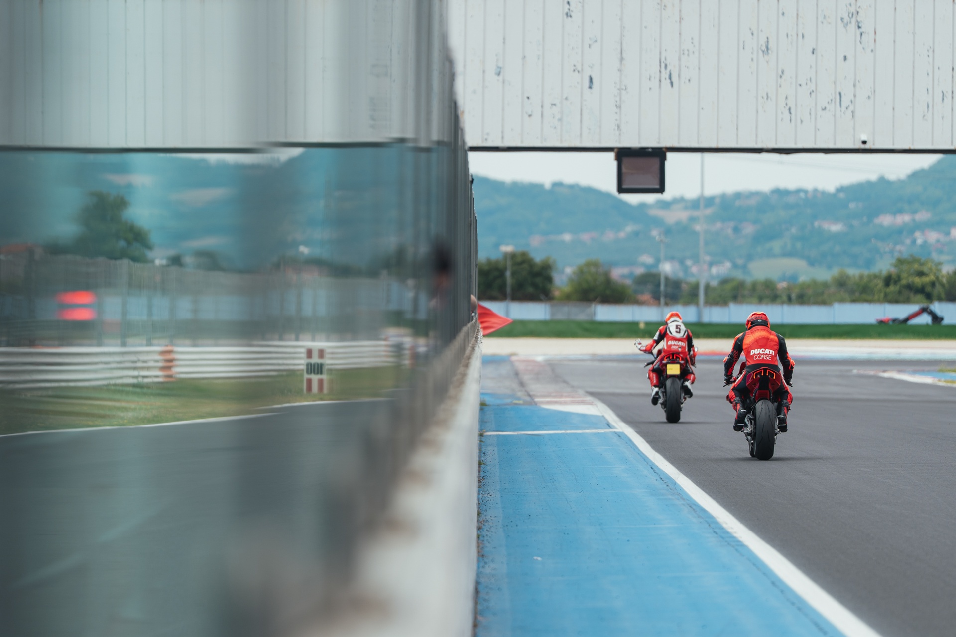 Ducati convierte Misano en su escuela de pilotaje más exclusiva con la nueva Panigale V4 R