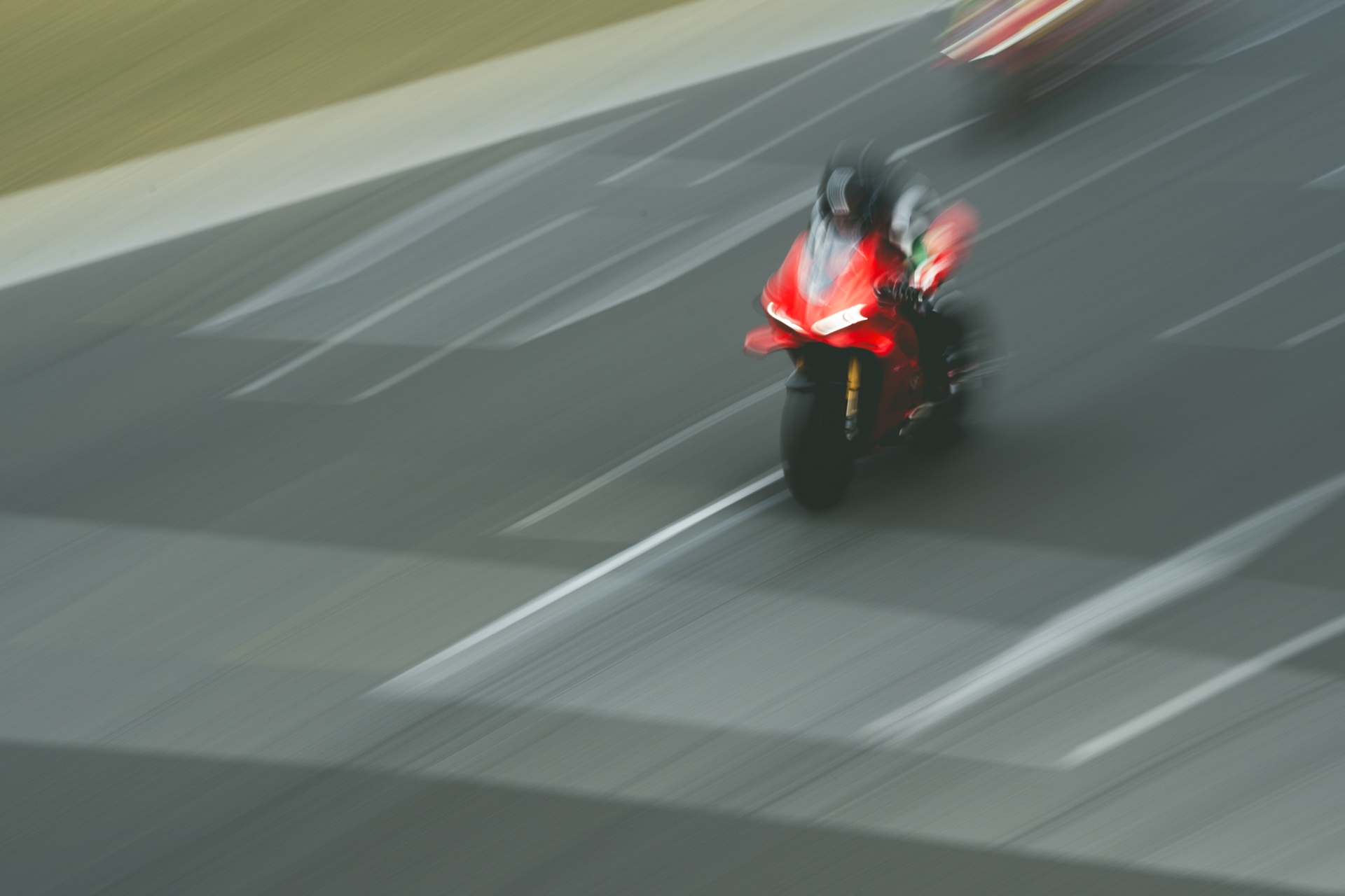 Ducati convierte Misano en su escuela de pilotaje más exclusiva con la nueva Panigale V4 R