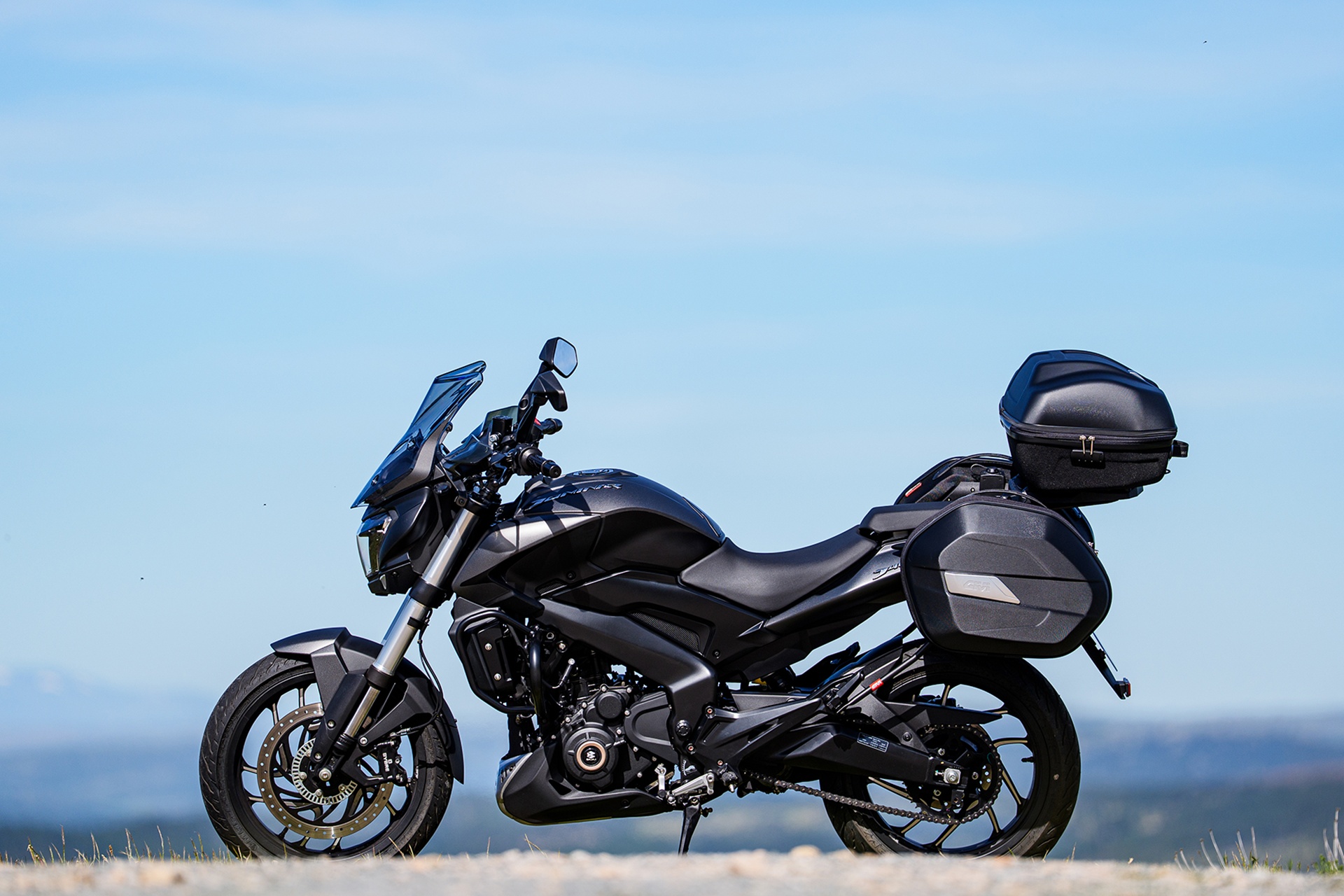 Por 4.299 € y con maletas GIVI incluidas: la oferta de verano de la Bajaj Dominar 400
