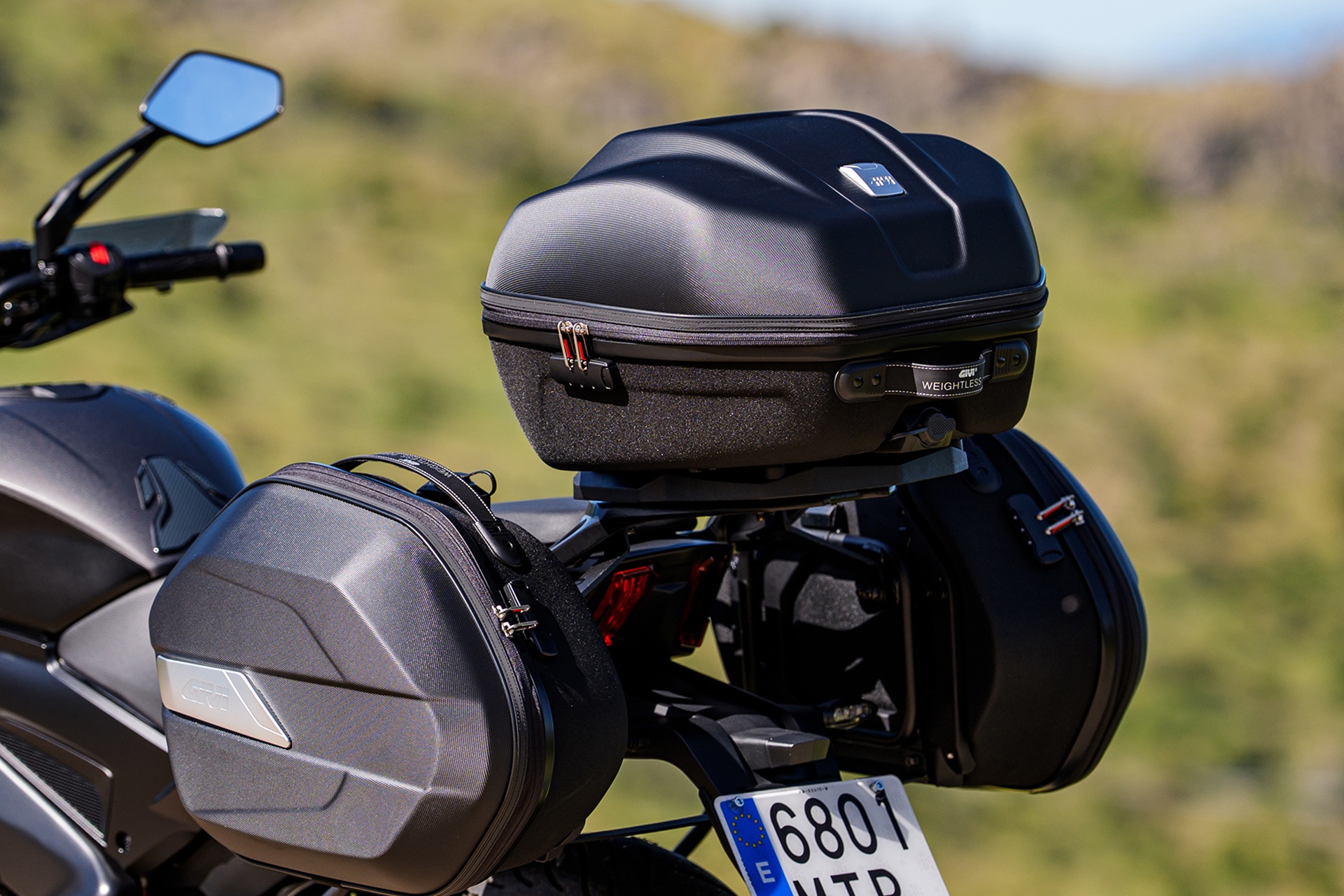 Por 4.299 € y con maletas GIVI incluidas: la oferta de verano de la Bajaj Dominar 400
