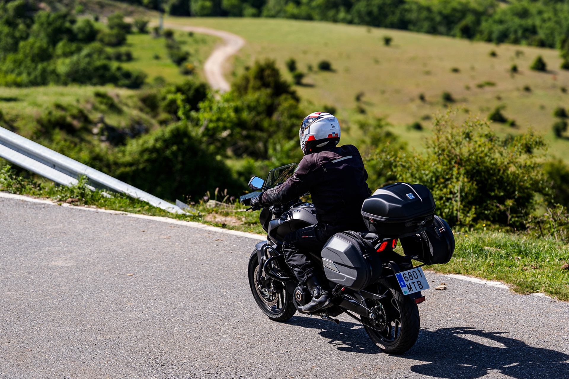 Por 4.299 € y con maletas GIVI incluidas: la oferta de verano de la Bajaj Dominar 400