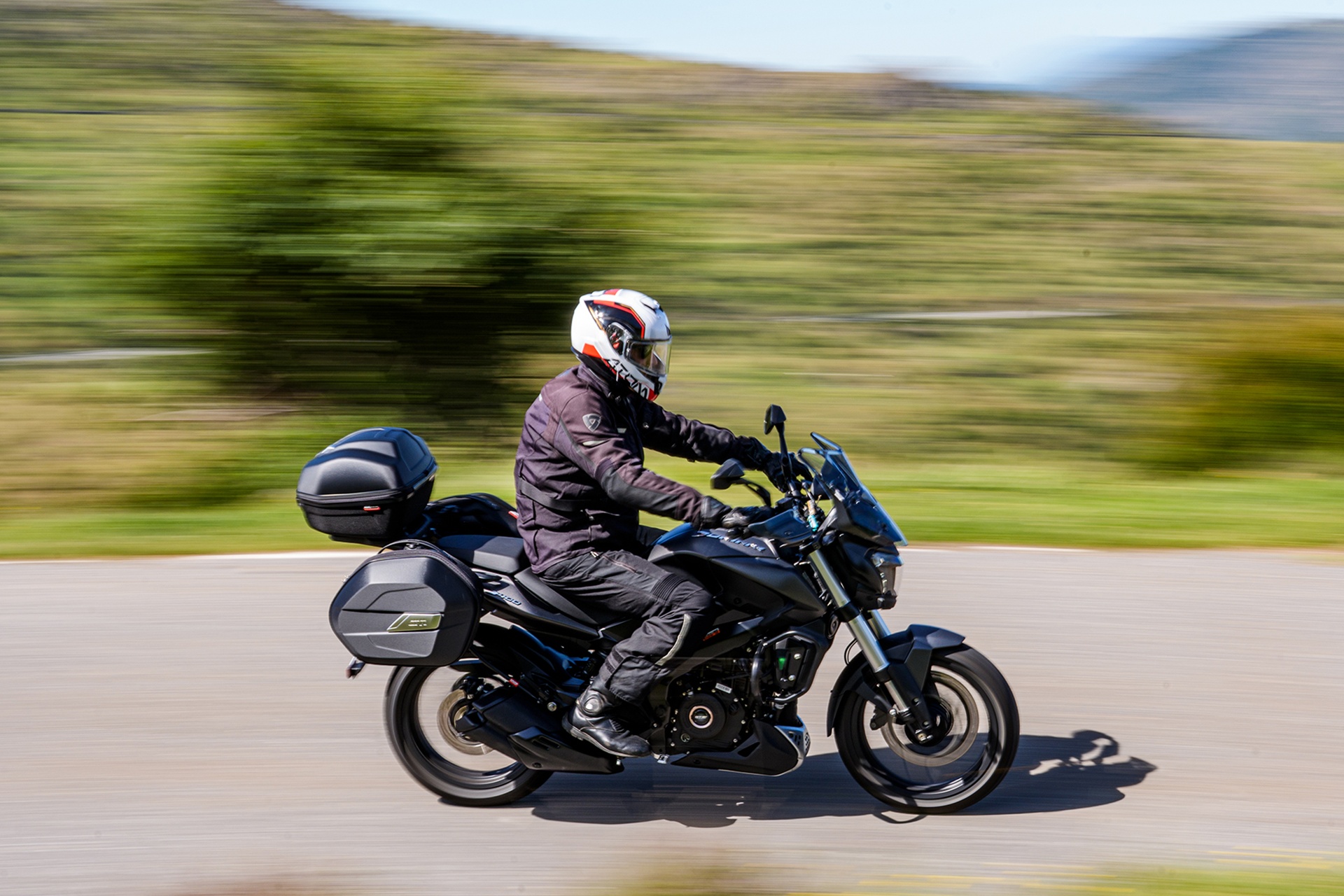Por 4.299 € y con maletas GIVI incluidas: la oferta de verano de la Bajaj Dominar 400