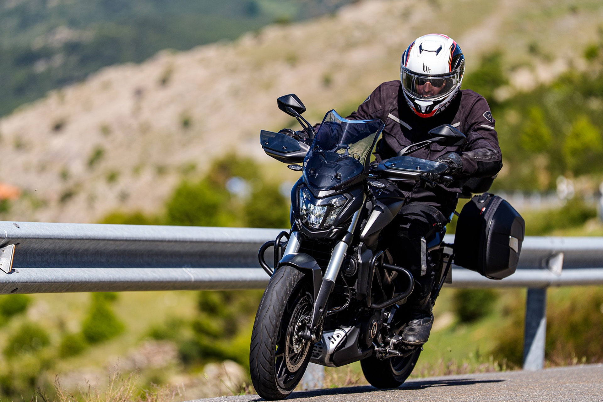 Por 4.299 € y con maletas GIVI incluidas: la oferta de verano de la Bajaj Dominar 400