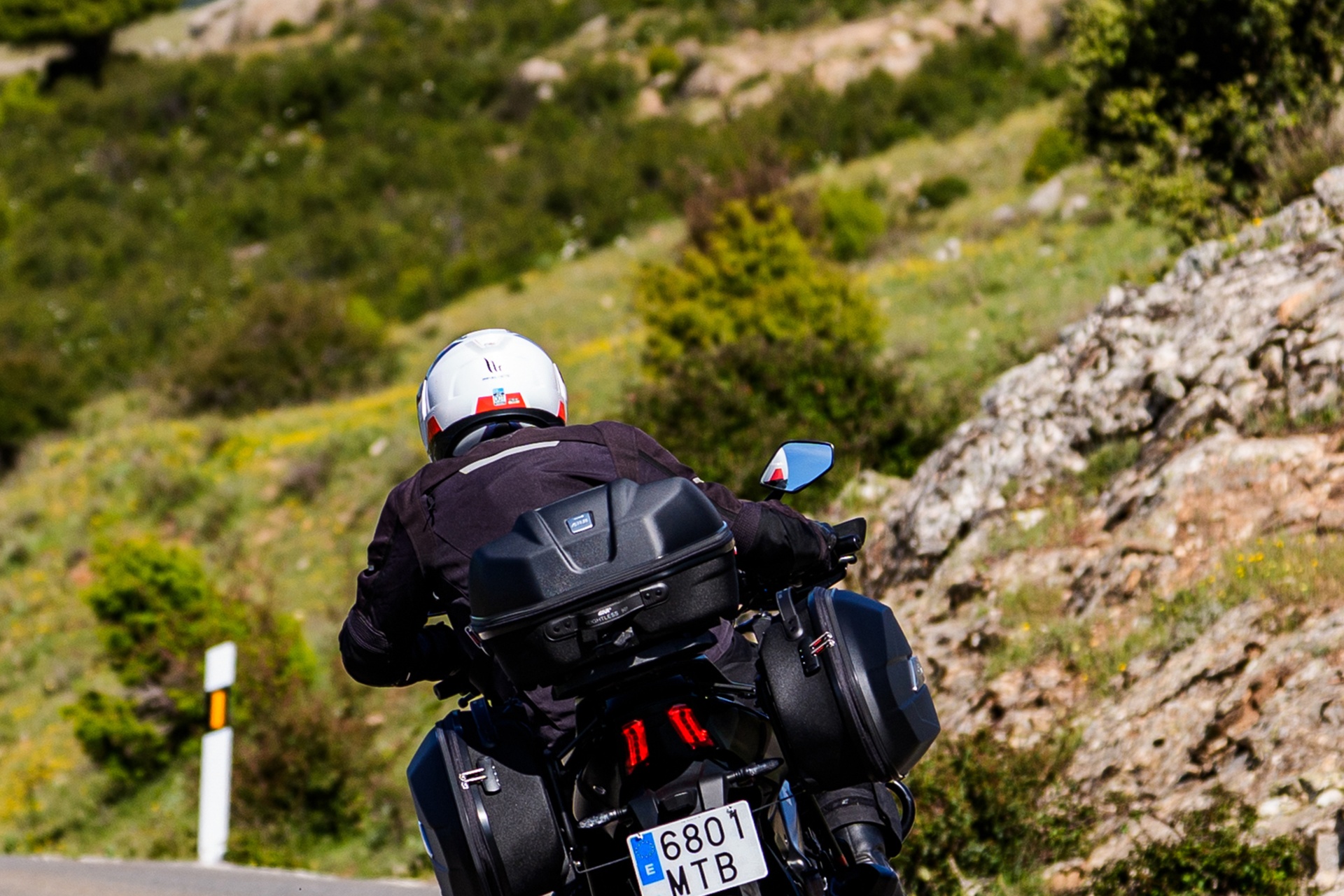 Por 4.299 € y con maletas GIVI incluidas: la oferta de verano de la Bajaj Dominar 400