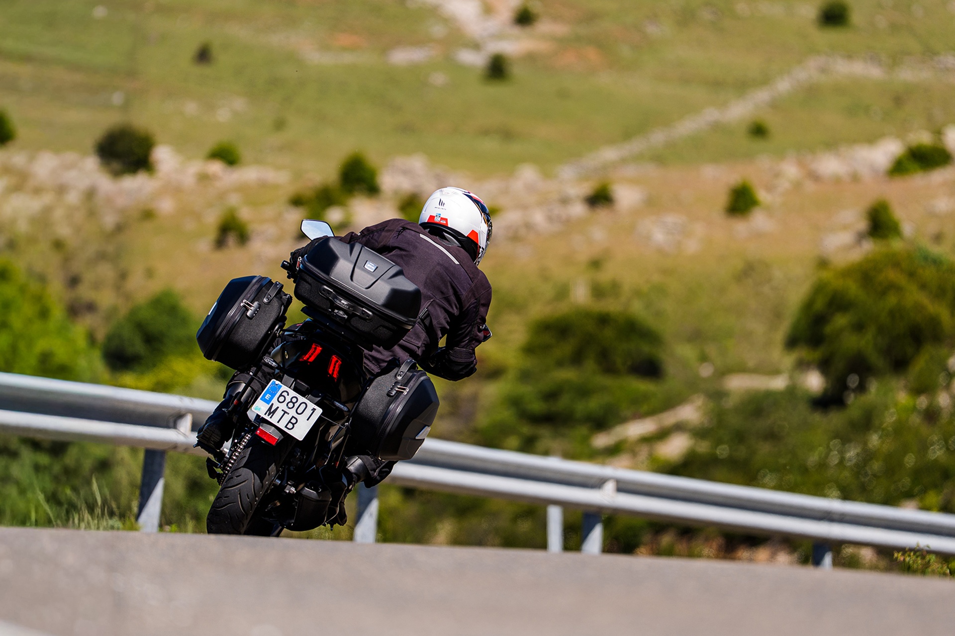 Por 4.299 € y con maletas GIVI incluidas: la oferta de verano de la Bajaj Dominar 400
