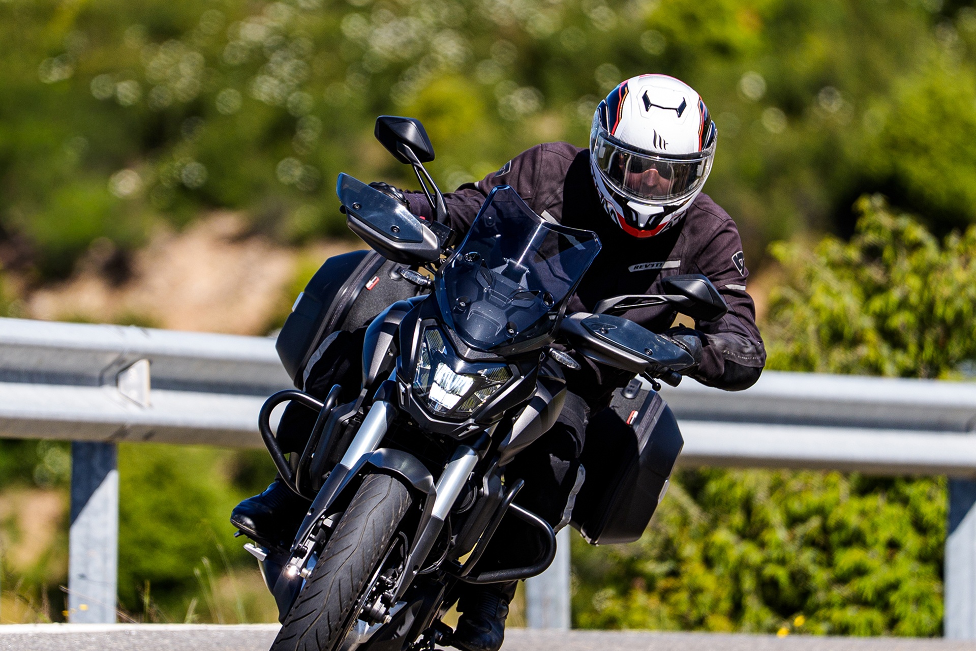 Por 4.299 € y con maletas GIVI incluidas: la oferta de verano de la Bajaj Dominar 400