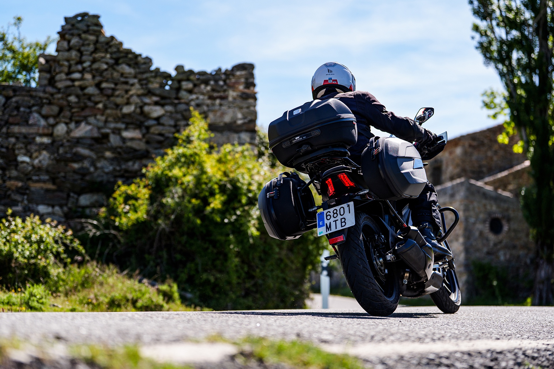 Por 4.299 € y con maletas GIVI incluidas: la oferta de verano de la Bajaj Dominar 400