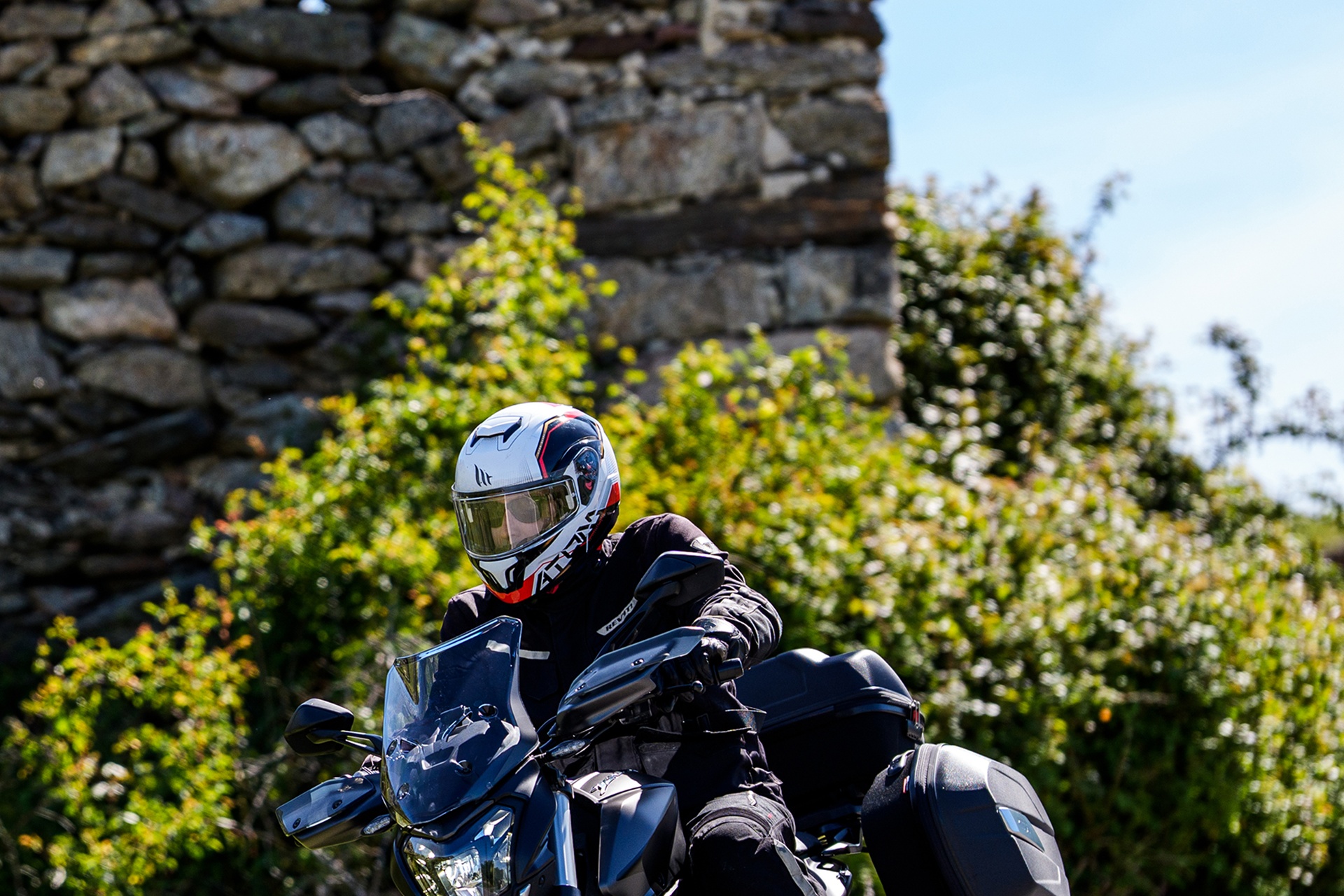 Por 4.299 € y con maletas GIVI incluidas: la oferta de verano de la Bajaj Dominar 400