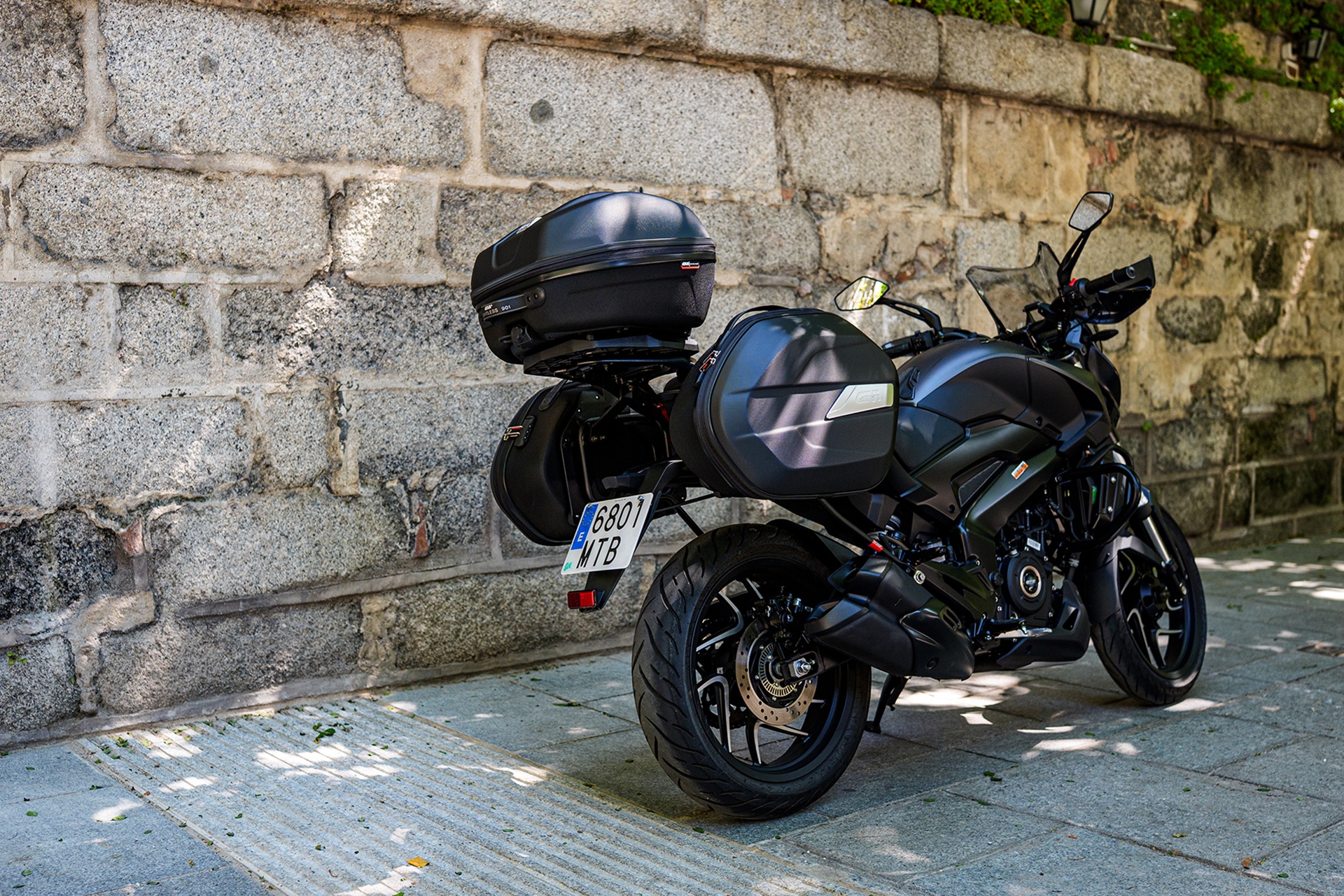 Por 4.299 € y con maletas GIVI incluidas: la oferta de verano de la Bajaj Dominar 400