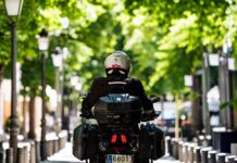 Por 4.299 € y con maletas GIVI incluidas: la oferta de verano de la Bajaj Dominar 400